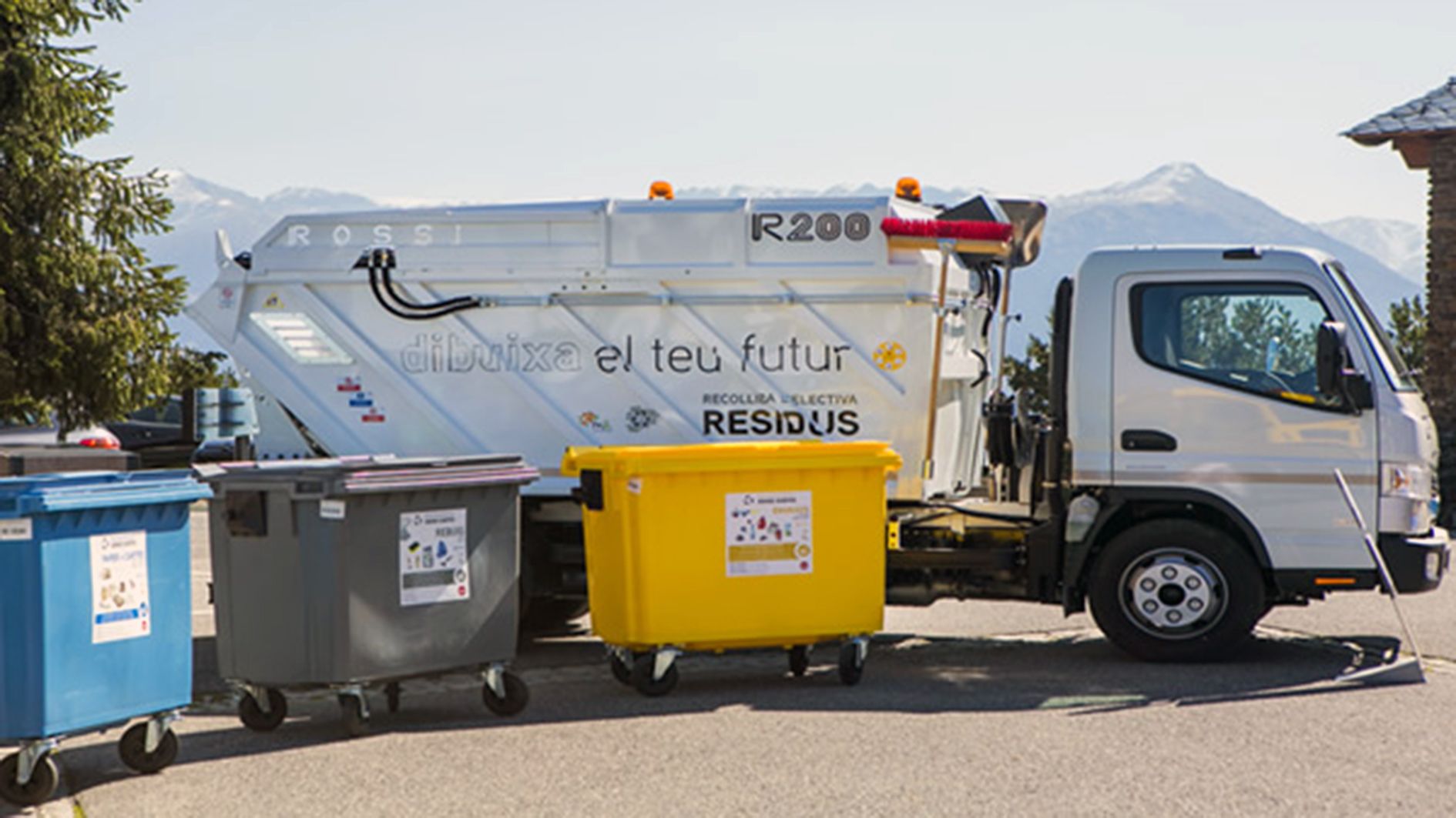 Un vehicle, en aquest cas de recollida selectiva, de la mateixa empresa que fa el servei a Sant Julià.