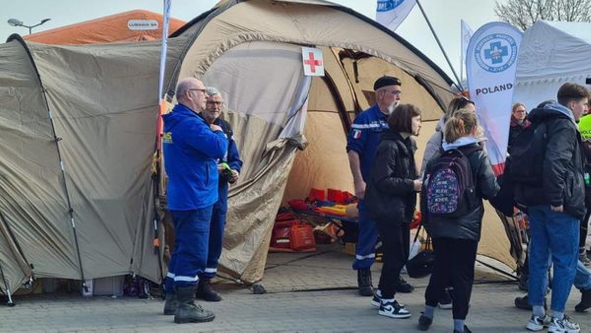 Didier Aleix, amb boina negra, a la porta de l'hospital de  campanya.