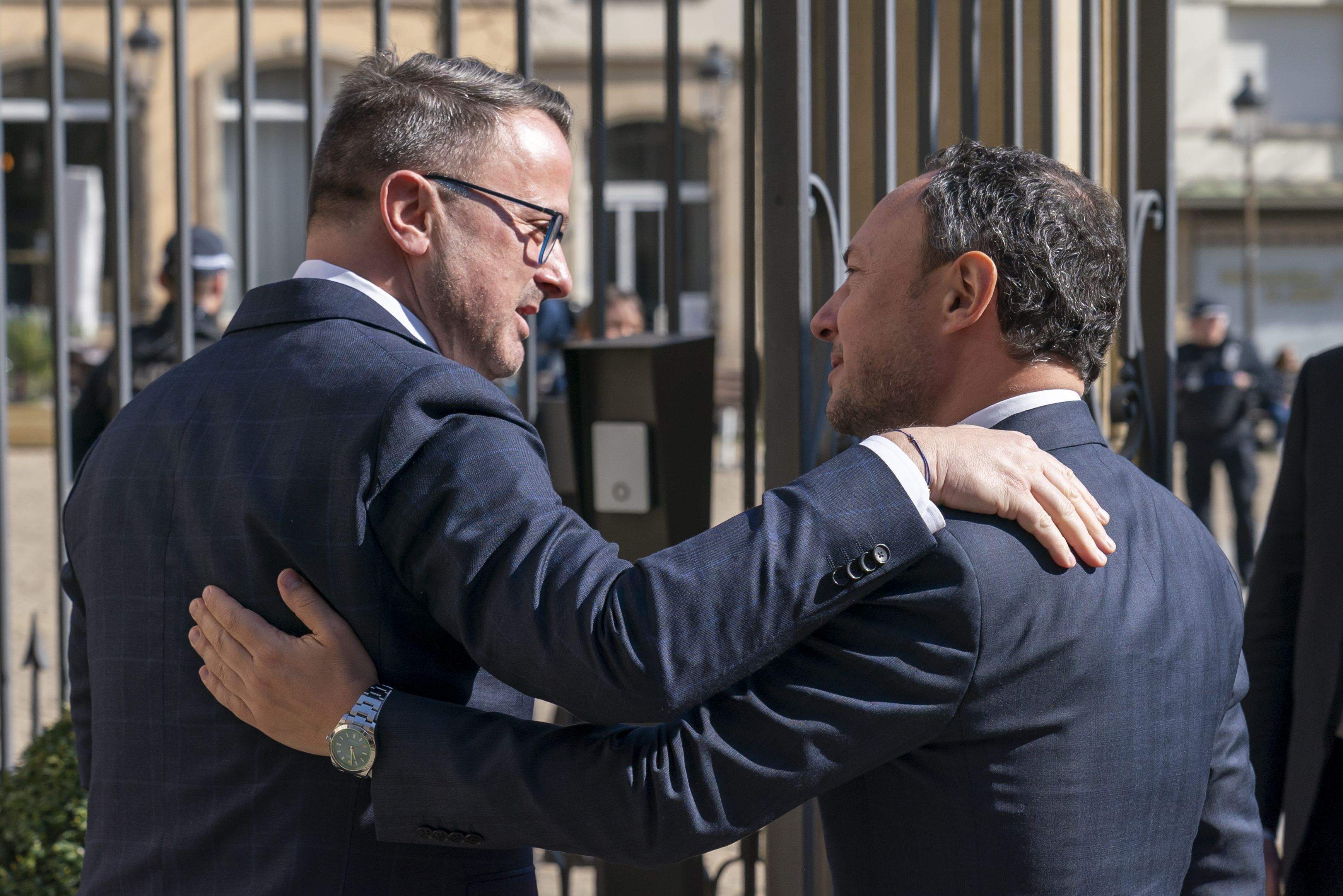 Abraçada entre Xavier Bettel i Xavier Espot.