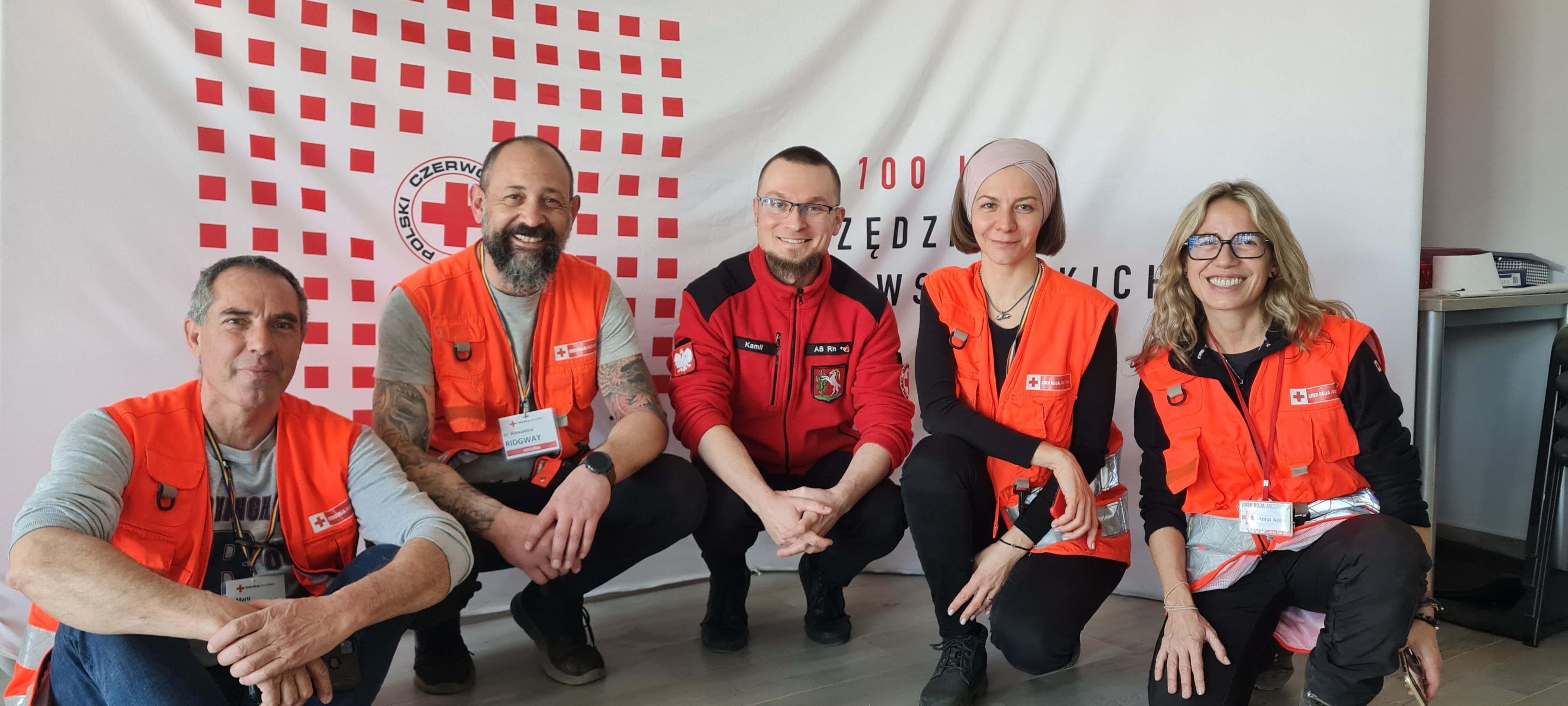 La cap de la missió, Anna Arias (a la dreta de la imatge) juntament amb membres de Creu Roja andorrana i un representant de l'ONG polonesa.