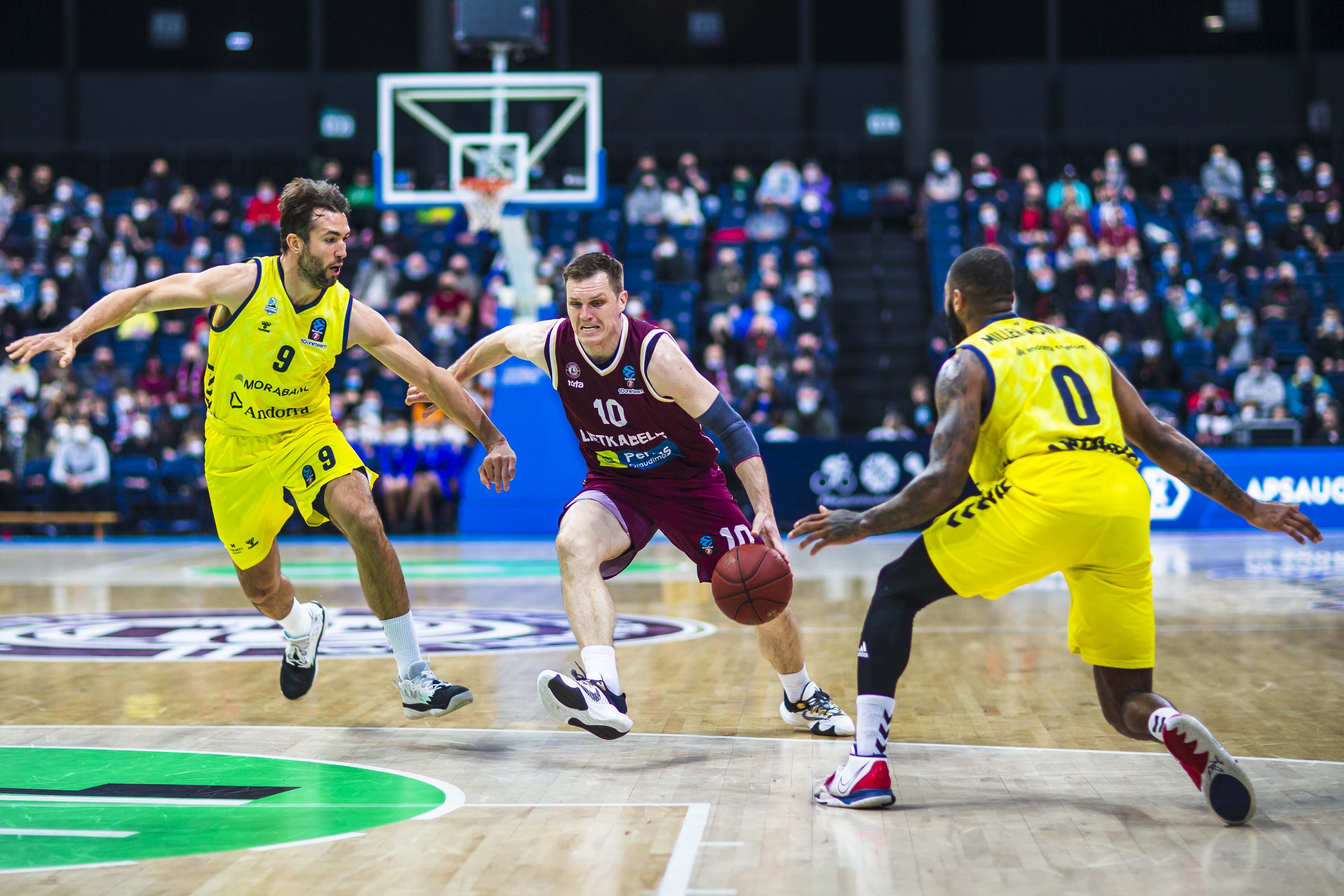 Lipkevicius, un malson pel MoraBanc, entra a cistella entre Llovet i Miller-McIntyre.