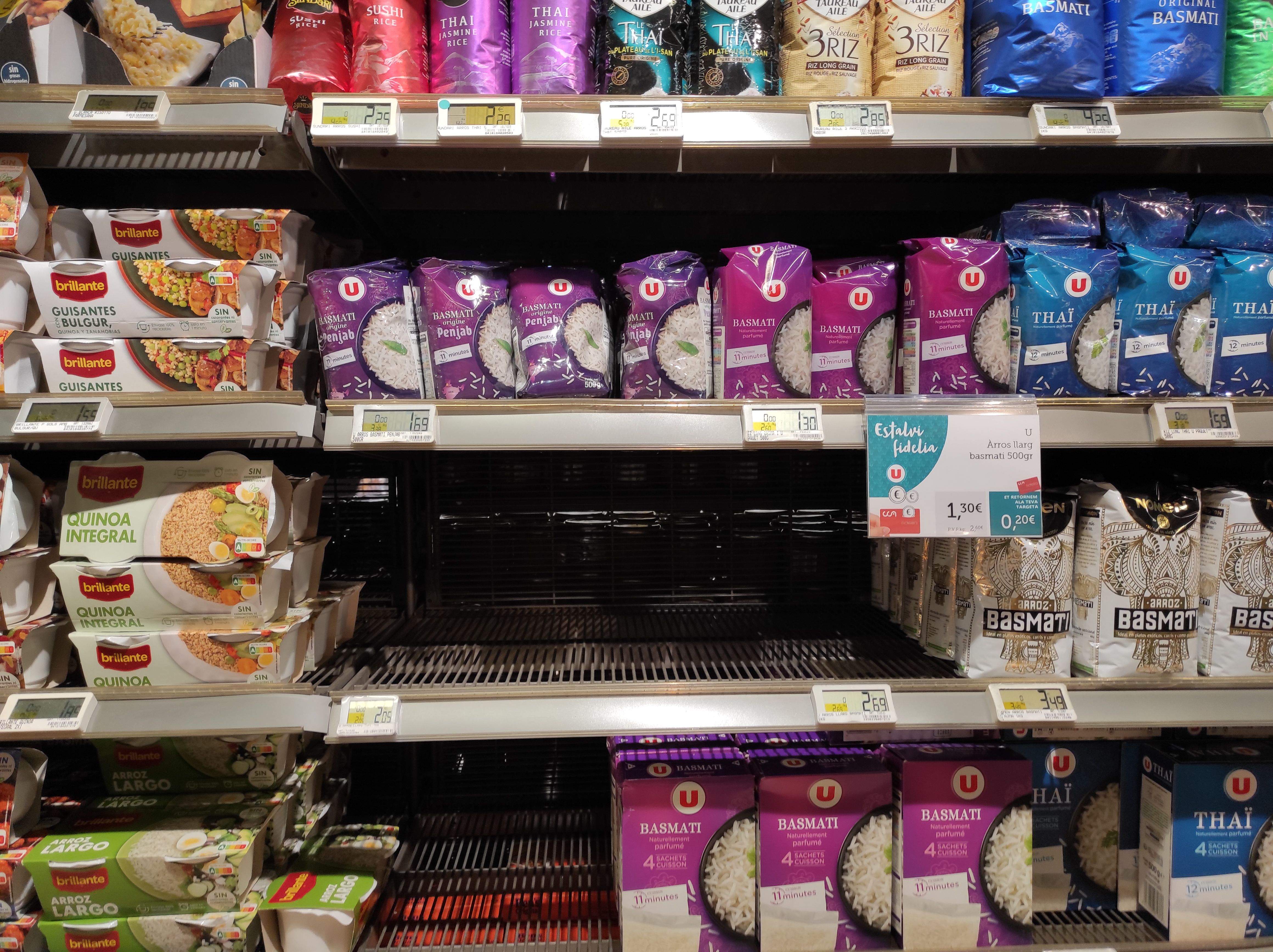 Productes exposats als prestatges d'un centre comercial del país.