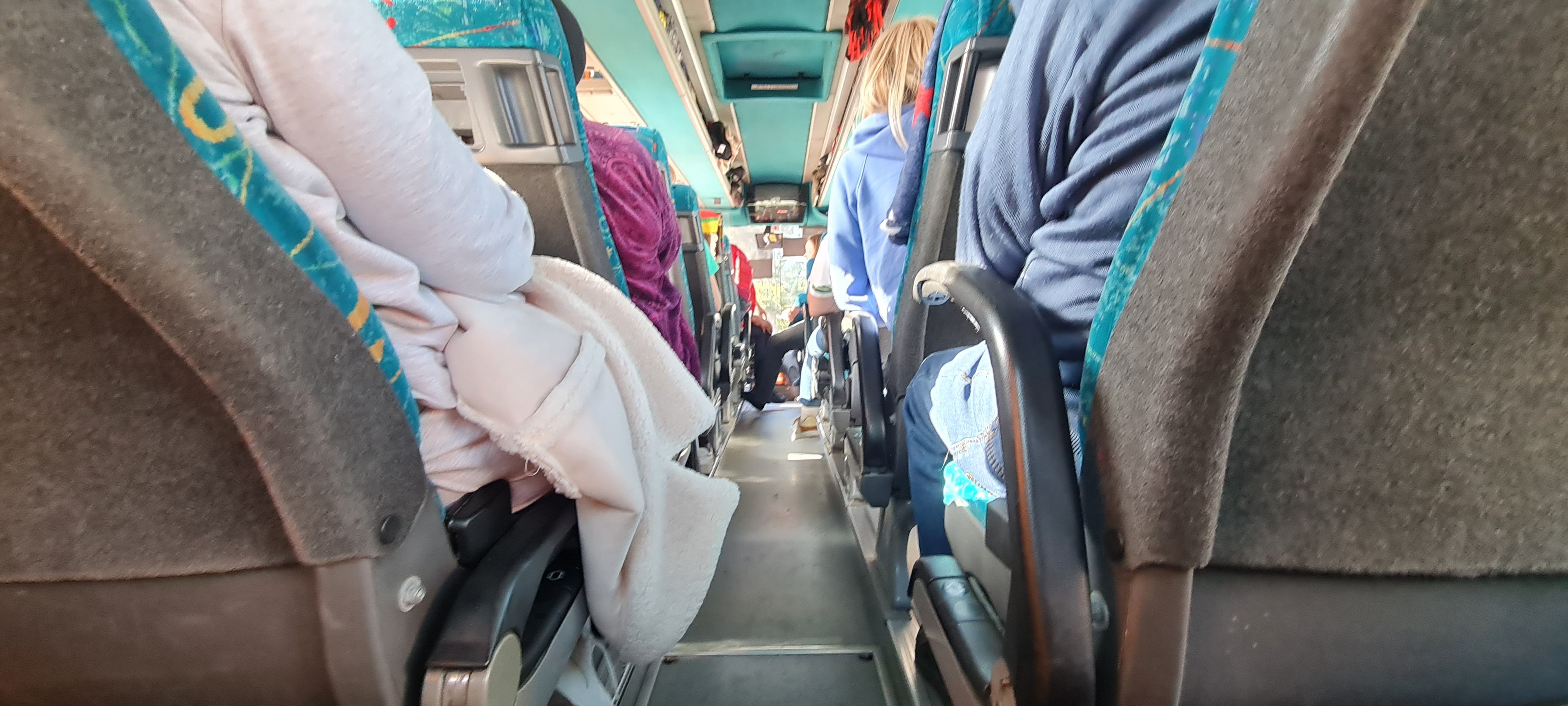 Els voluntaris de Creu Roja i els desplaçats quan venien cap a Andorra en un dels combois humanitaris de l'ONG.