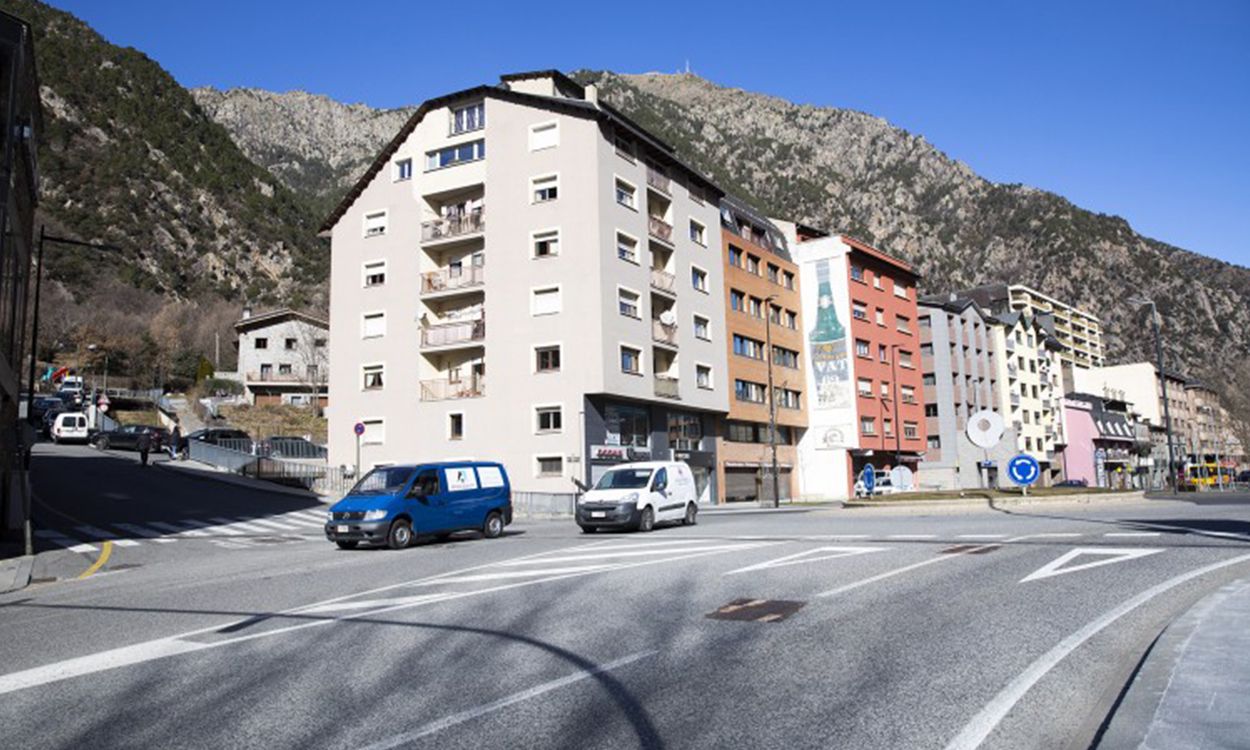 El terreny a Santa Coloma on se situarà l'aparcament.