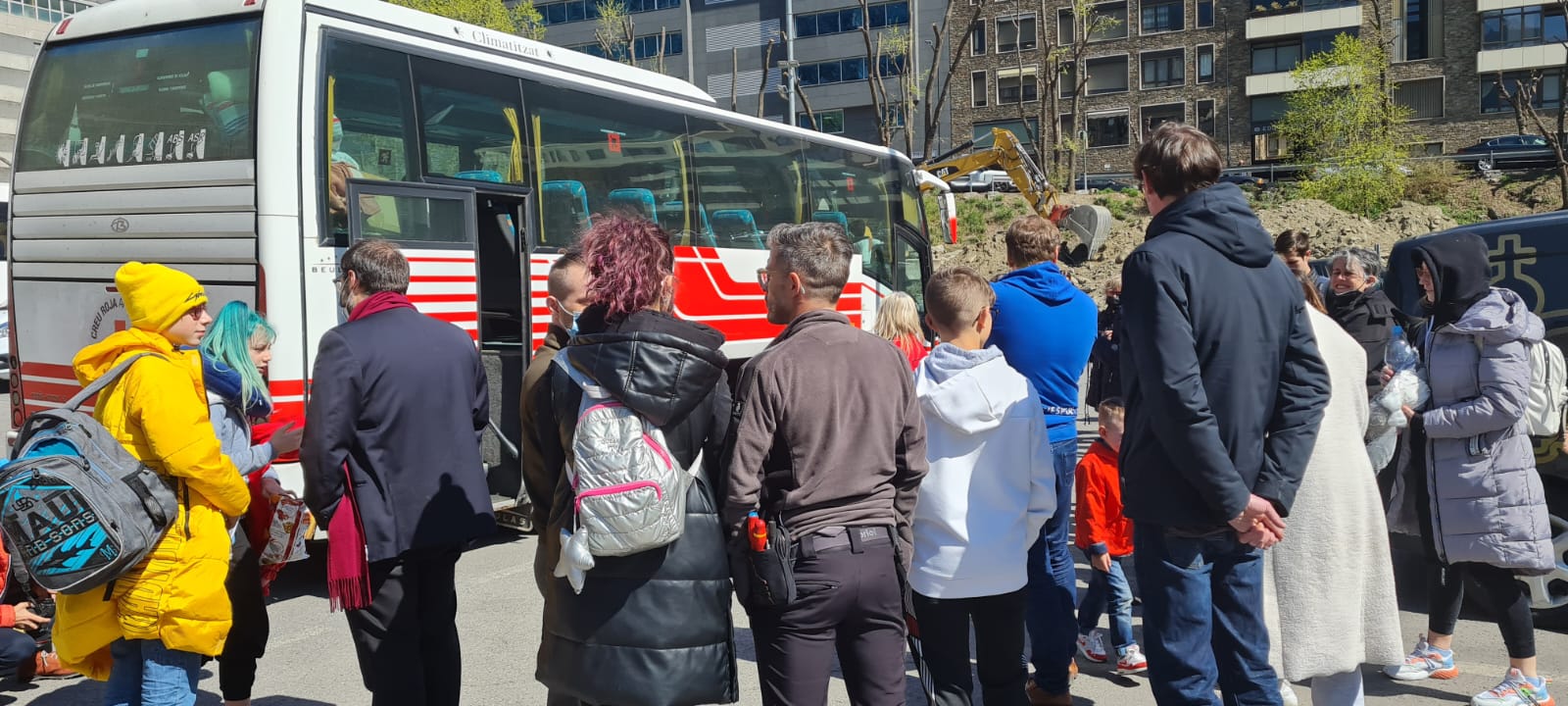 Un grup de famílies d'acollida durant l'arribada de refugiats ucraïnesos.