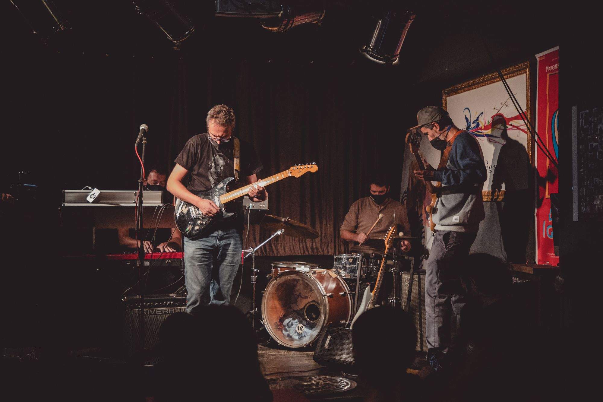 Hysteriofunk ja es prepara per a una nova actuació.