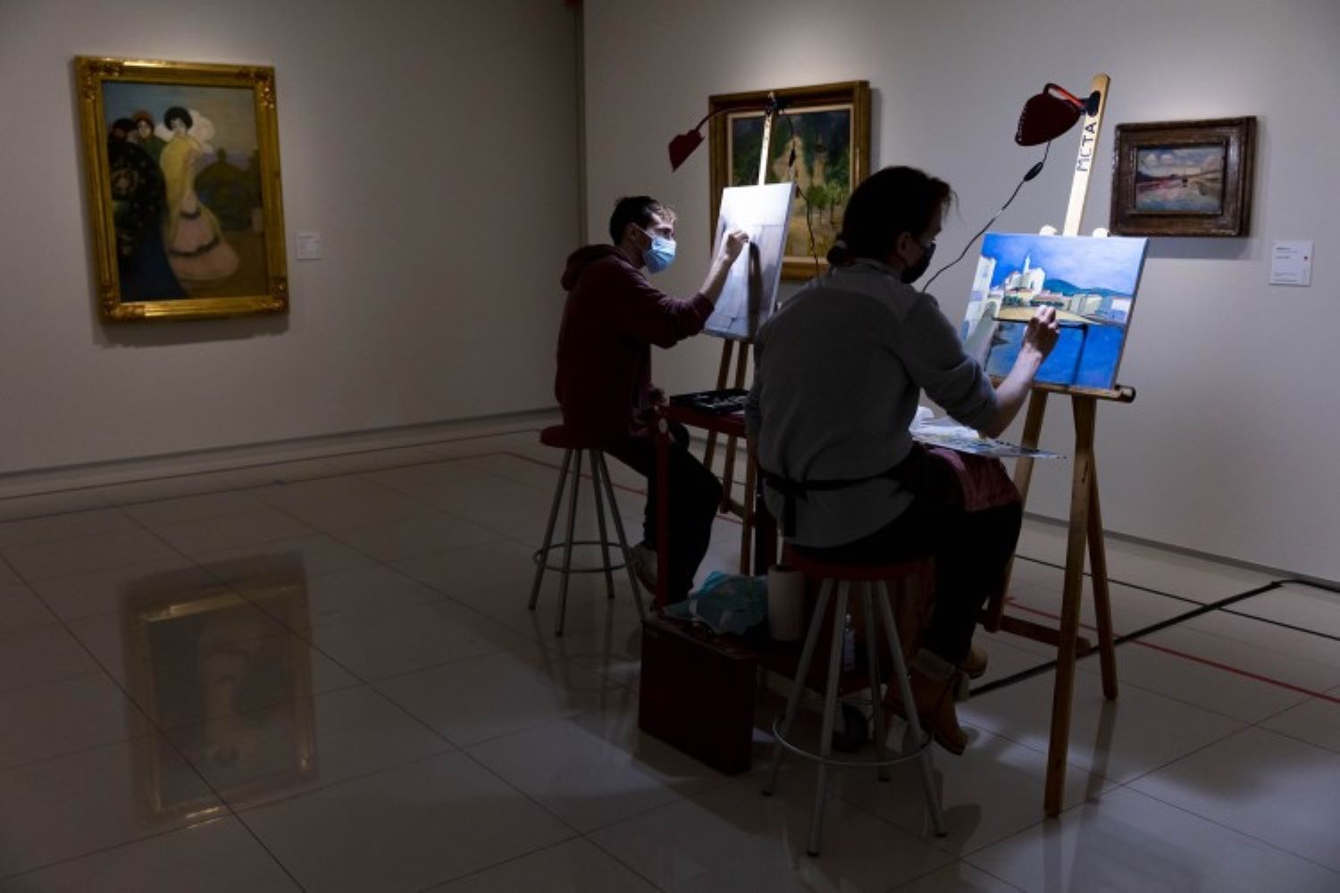 Els alumnes treballant al museu.