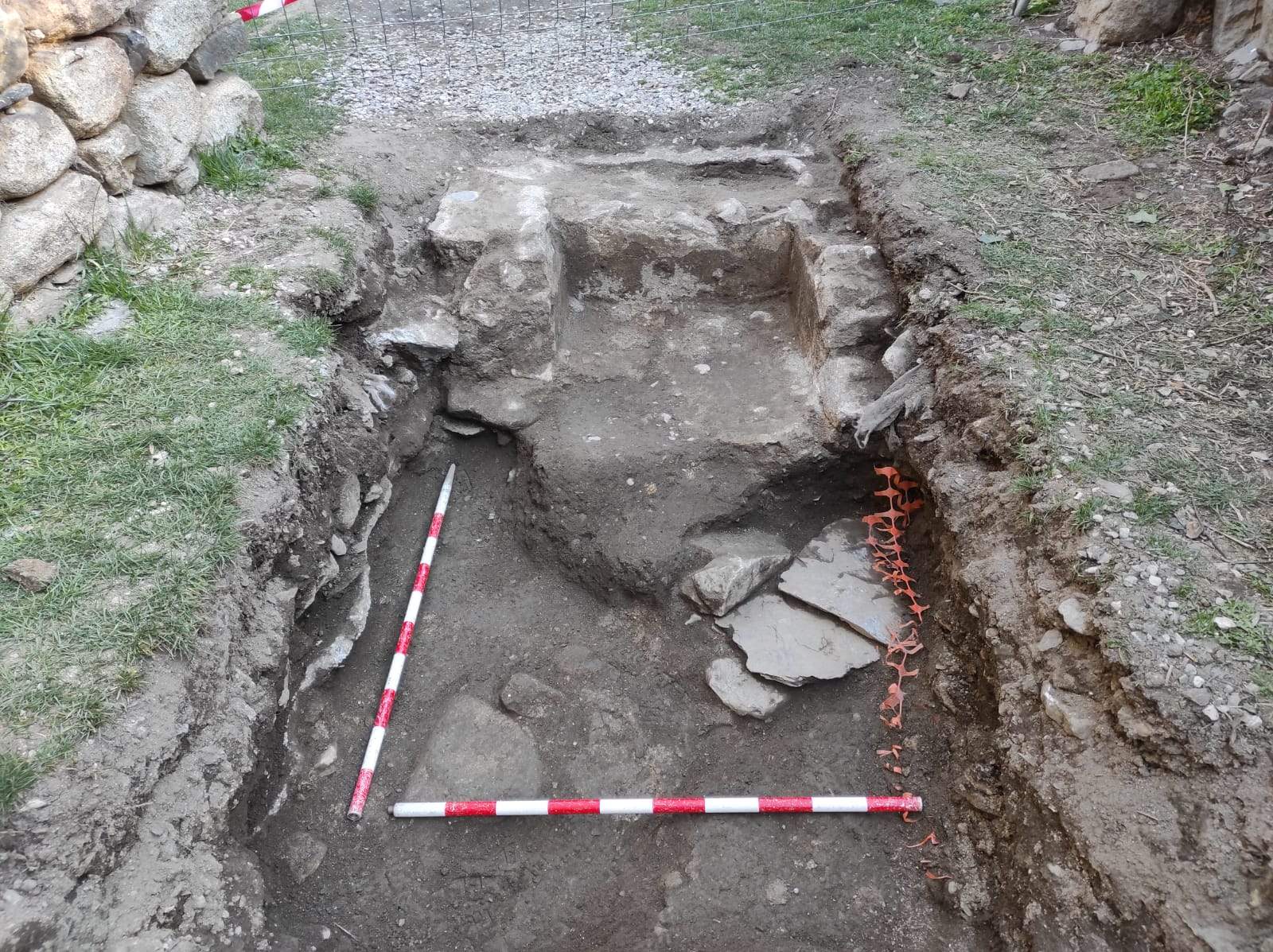 Una de les tombes trobades a l'entorn de l'església de Santa Coloma.