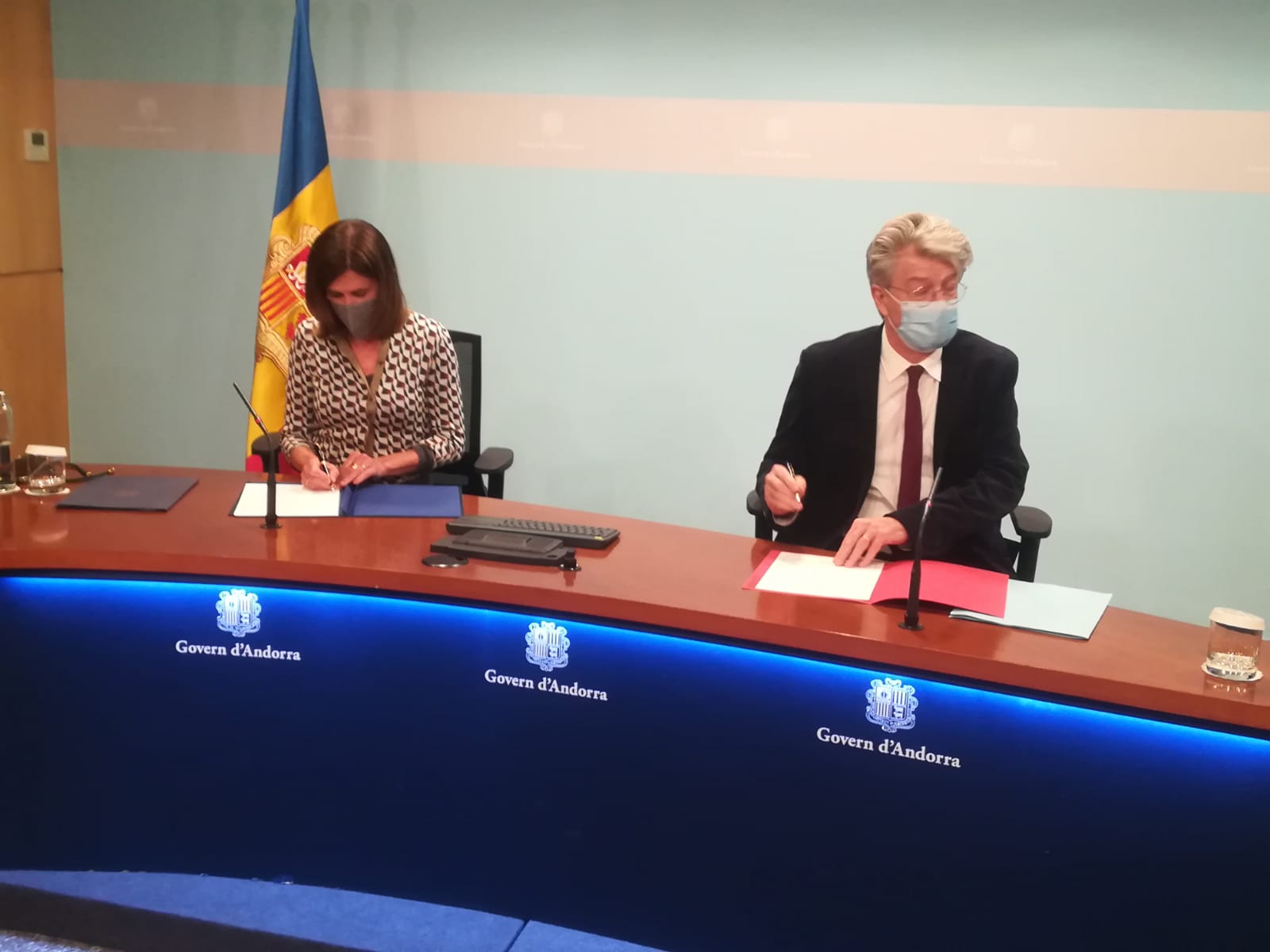 Villarubla i Tribolet durant la firma del conveni.