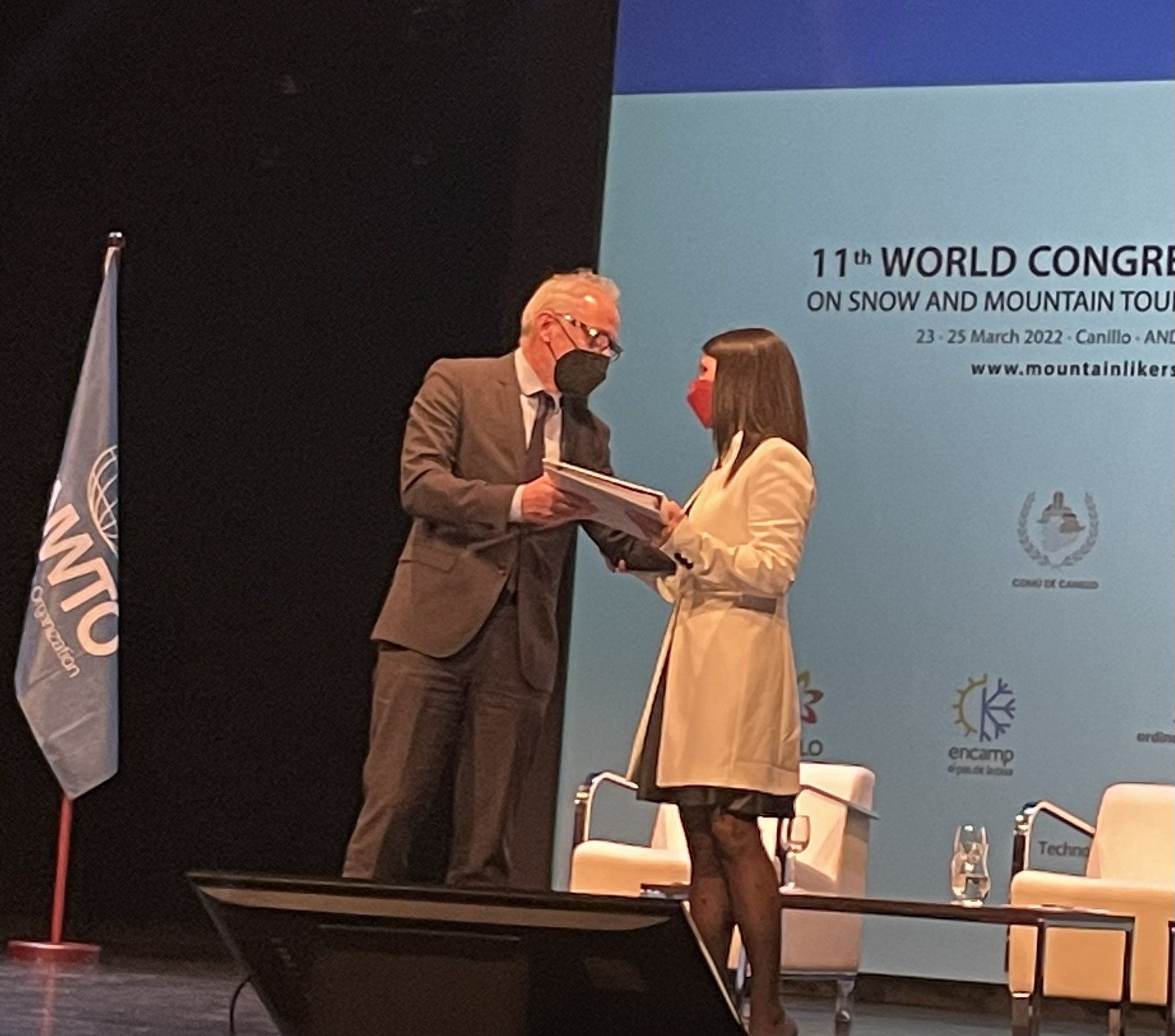 Camp passant el testimoni a Mas com a organitzador del Congrés de Neu i Muntanya