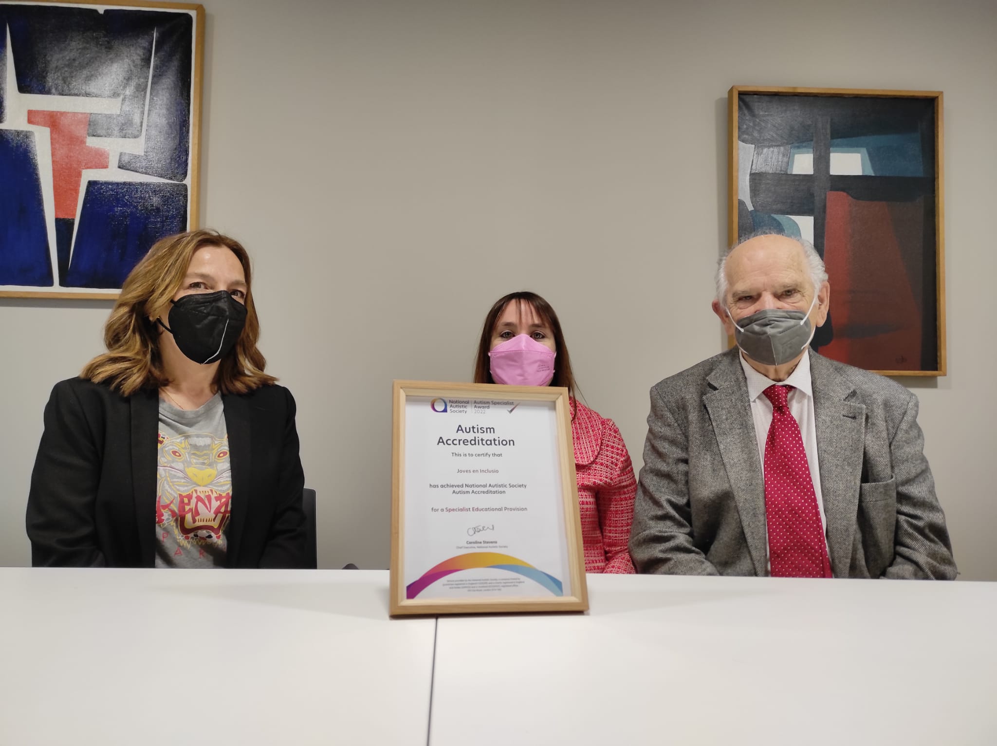 Anna Muñoz, Eva Flotats i Josep Rodríguez amb el certificat que acredita l'excel·lència del programa JEI.