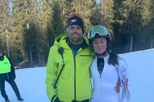 Íria Medina amb l'entrenador després de la cursa