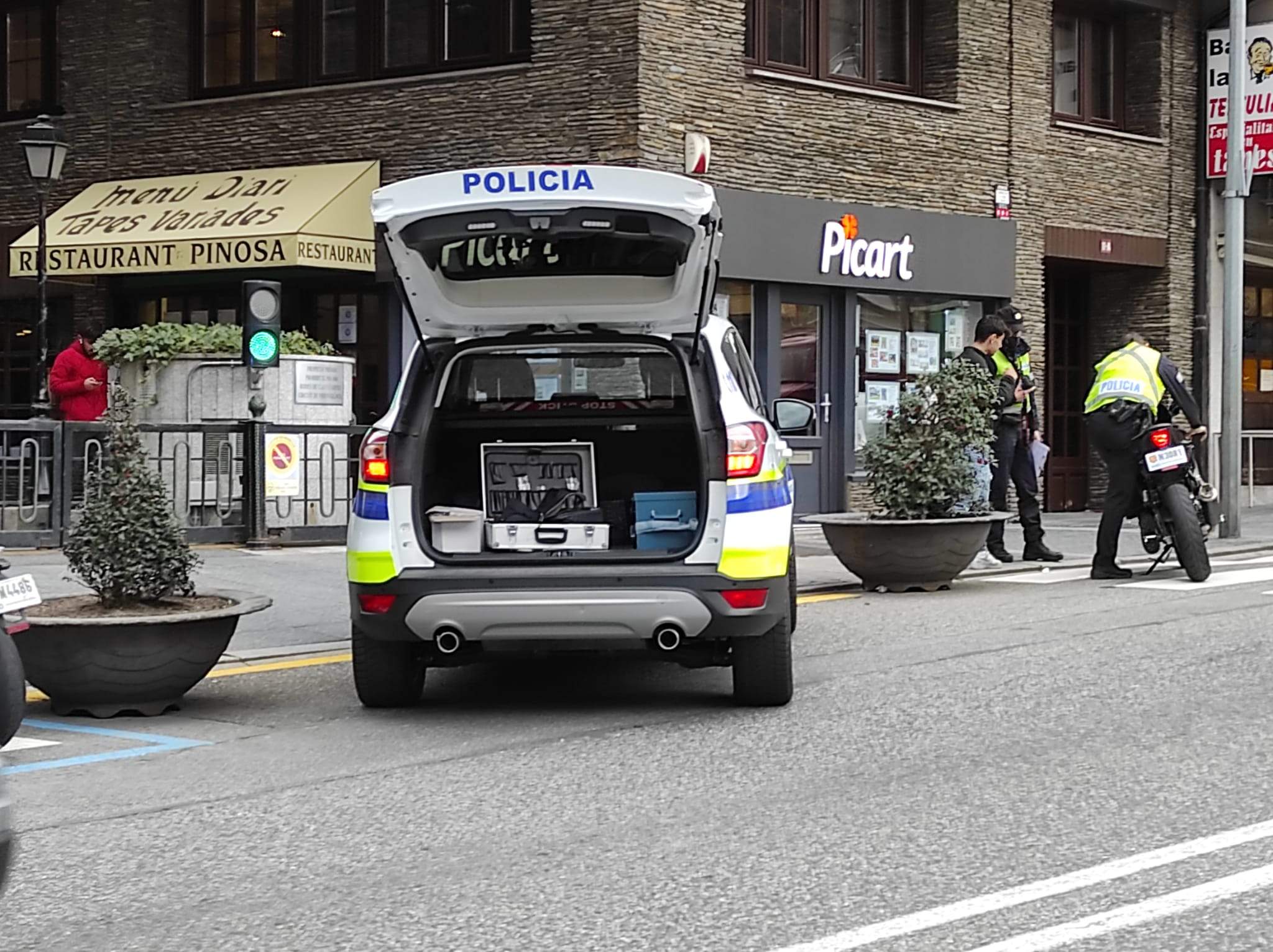 Agents d'atestats fent comprovacions amb la moto implicada.