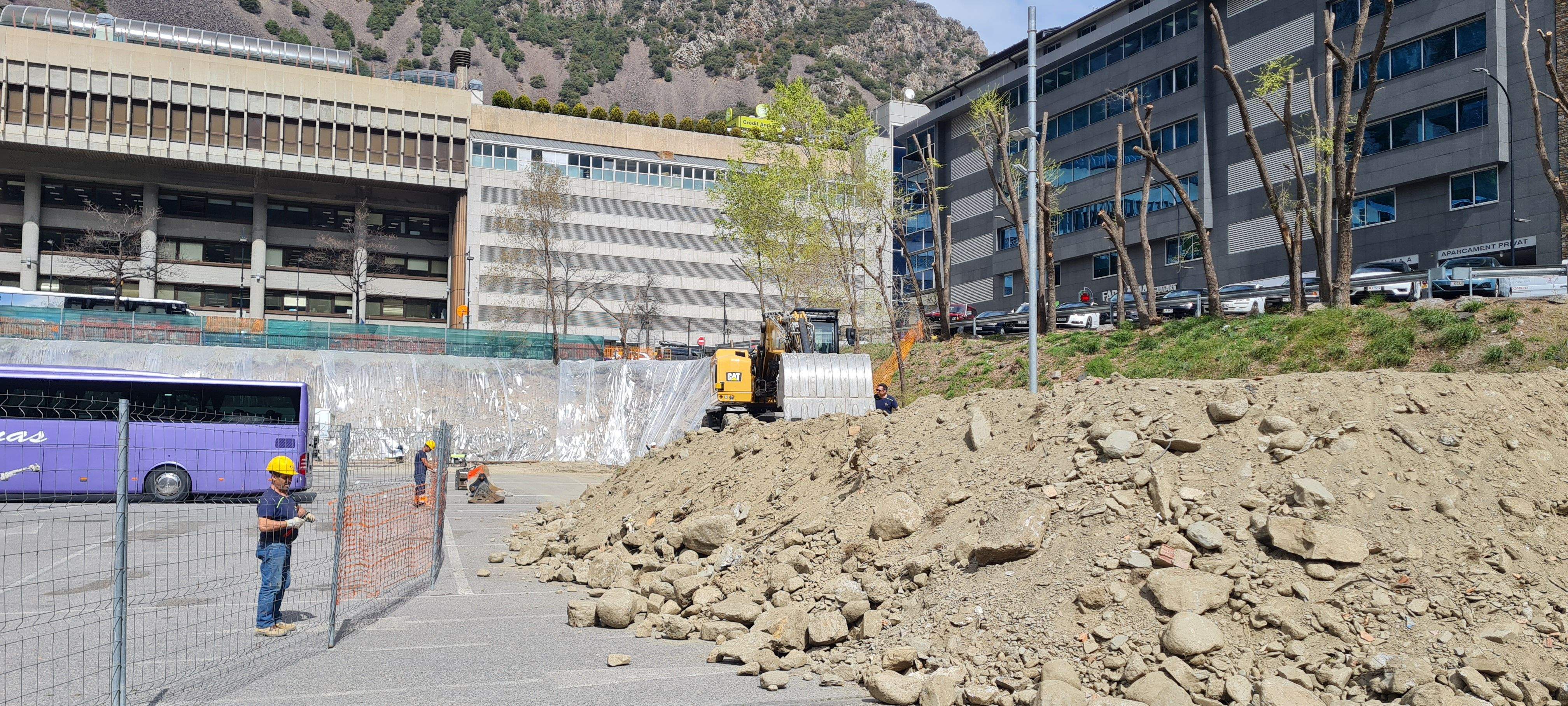 La part del talús de la plaça de Braus ja gairebé al descobert.