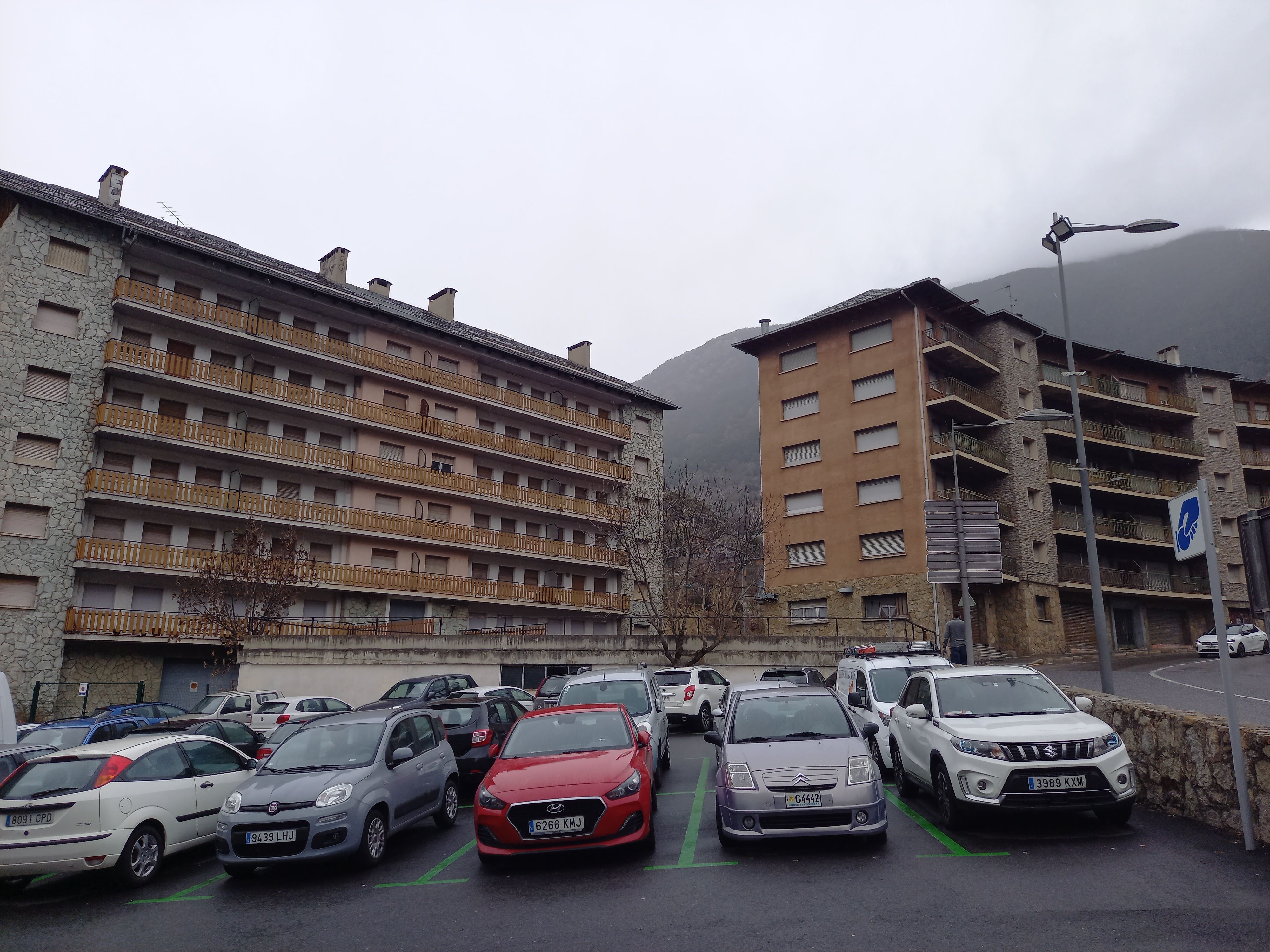 Els dos edificis abandonats des de fa anys. Els dos edificis abandonats des de fa anys.