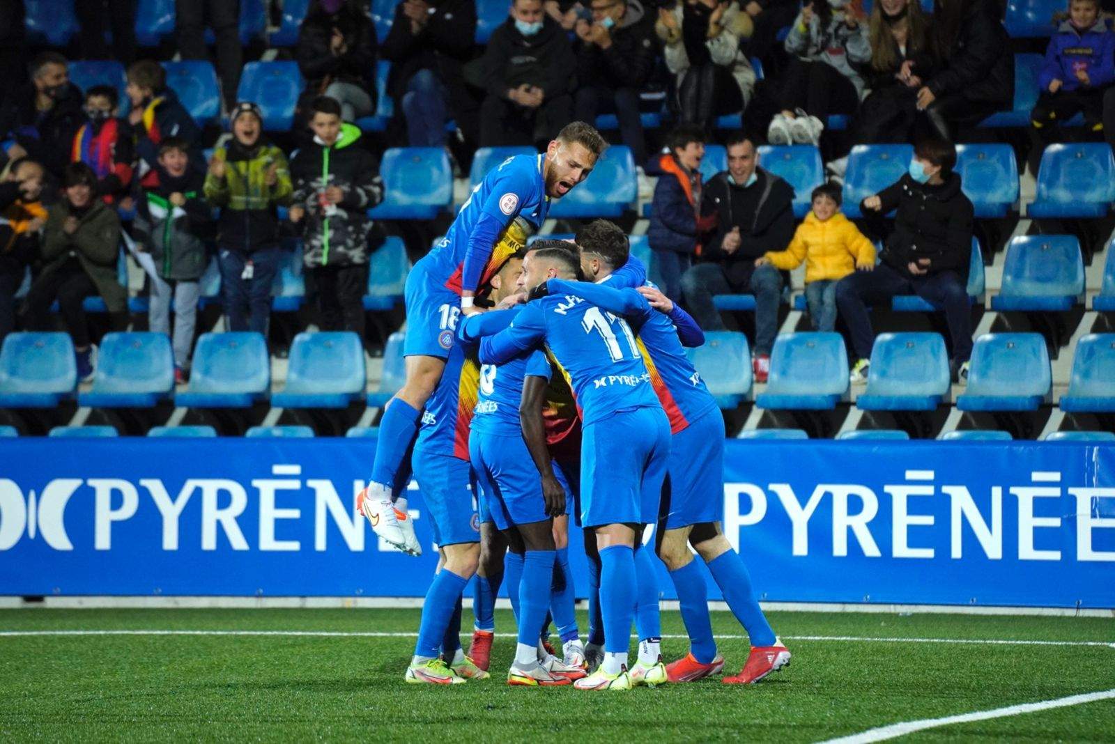 Els jugadors tricolors celebren el gol que, finalment, ha suposat la victòria.