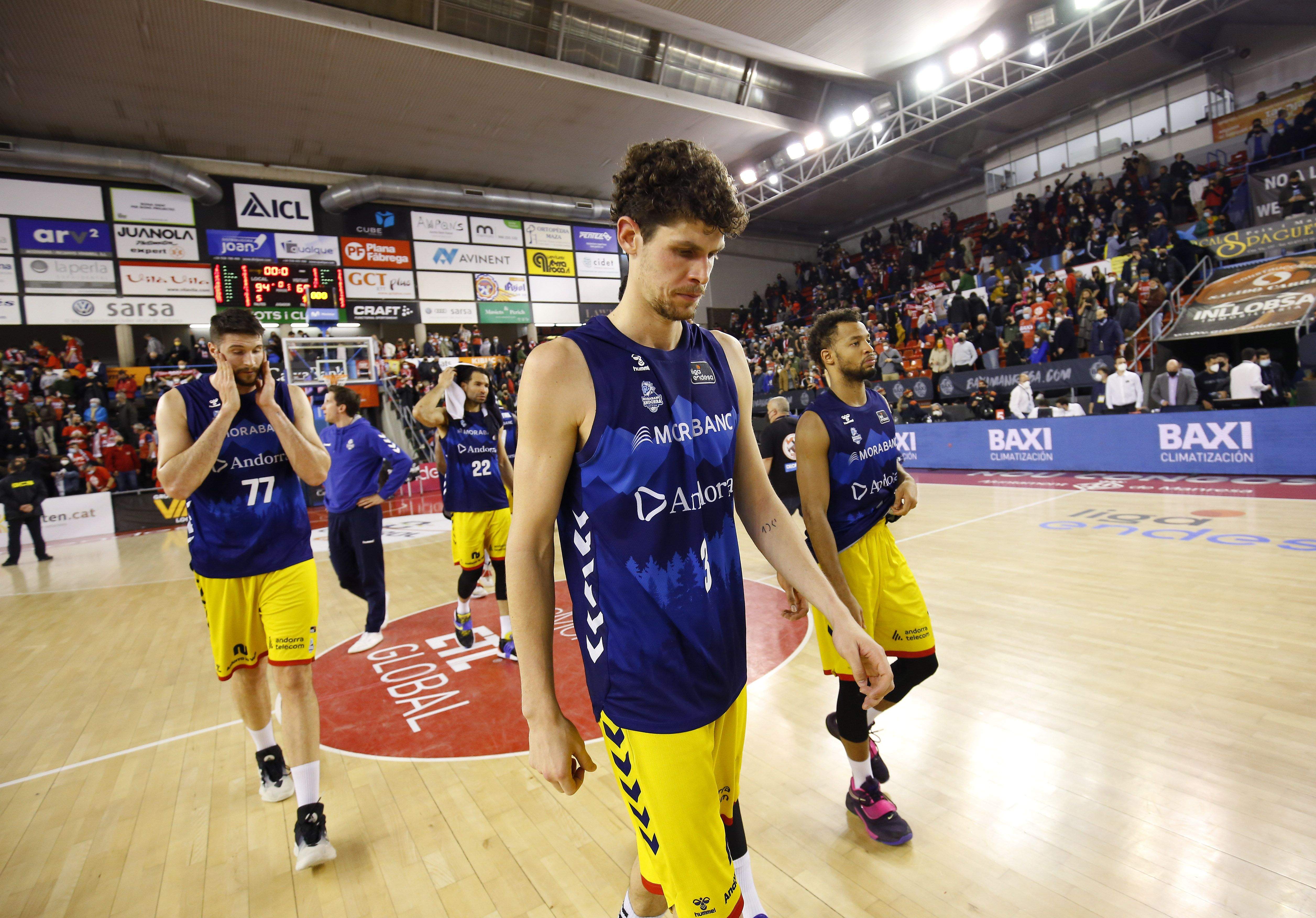 Decepció màxima entre els jugadors del MoraBanc en acabar el partit.