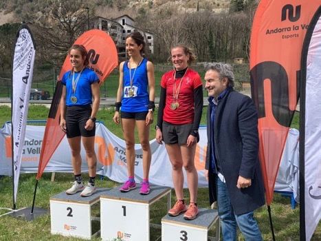 Podi femení absolut.