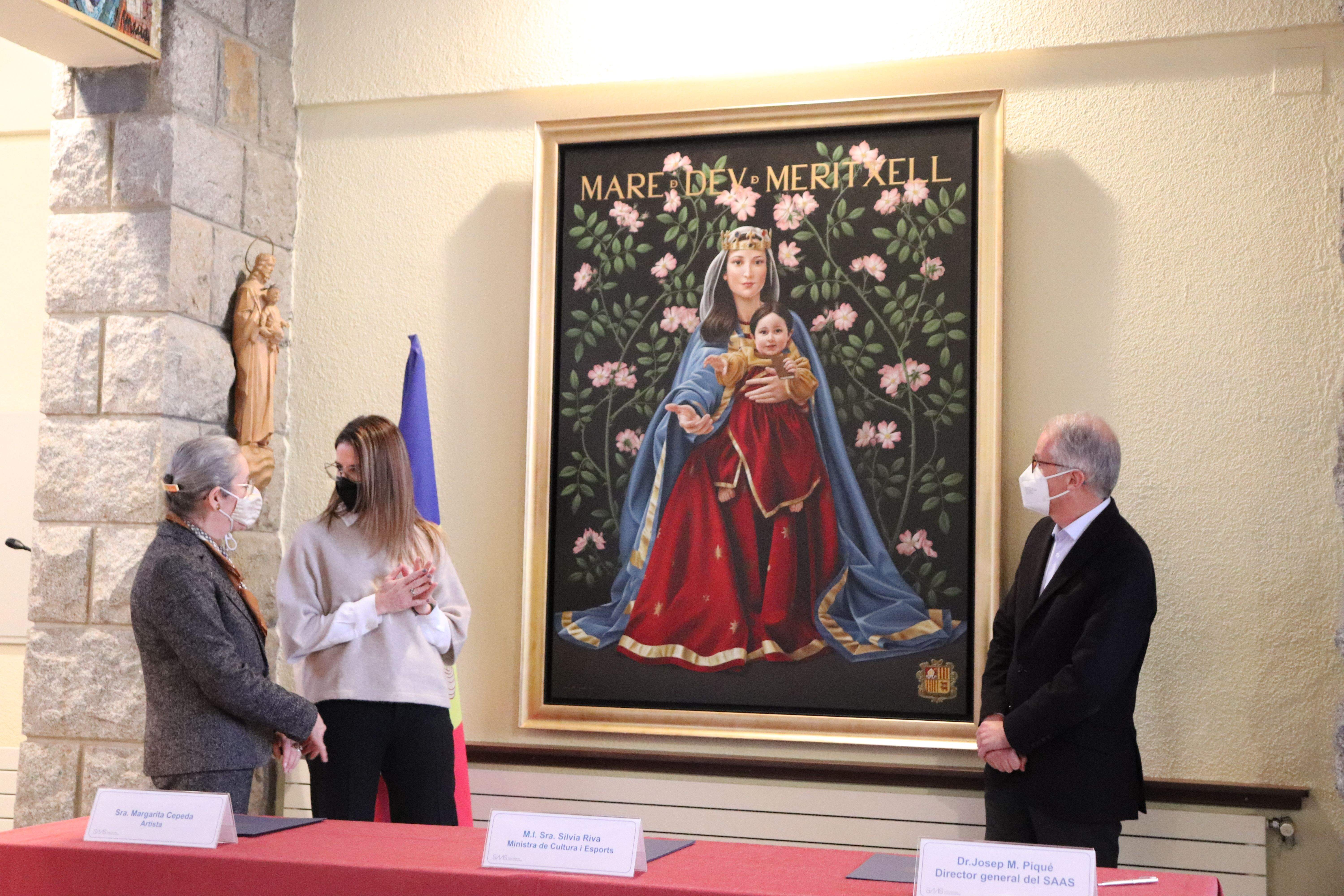 La ministra Sílvia Riva, amb l'artista,