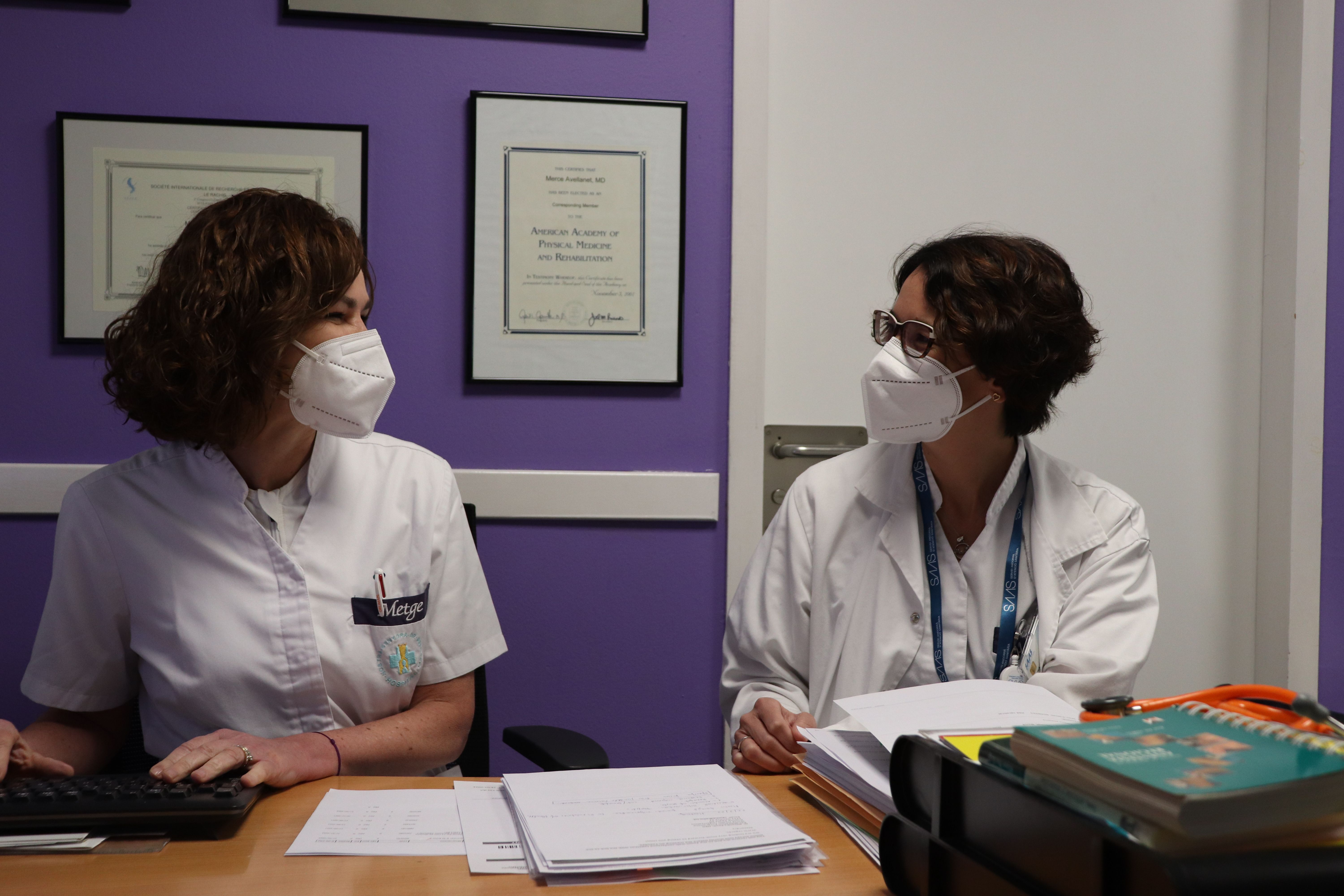 Les doctores  Mercé Avellanet i Cristina Serra al seu despatx a l'hospital.