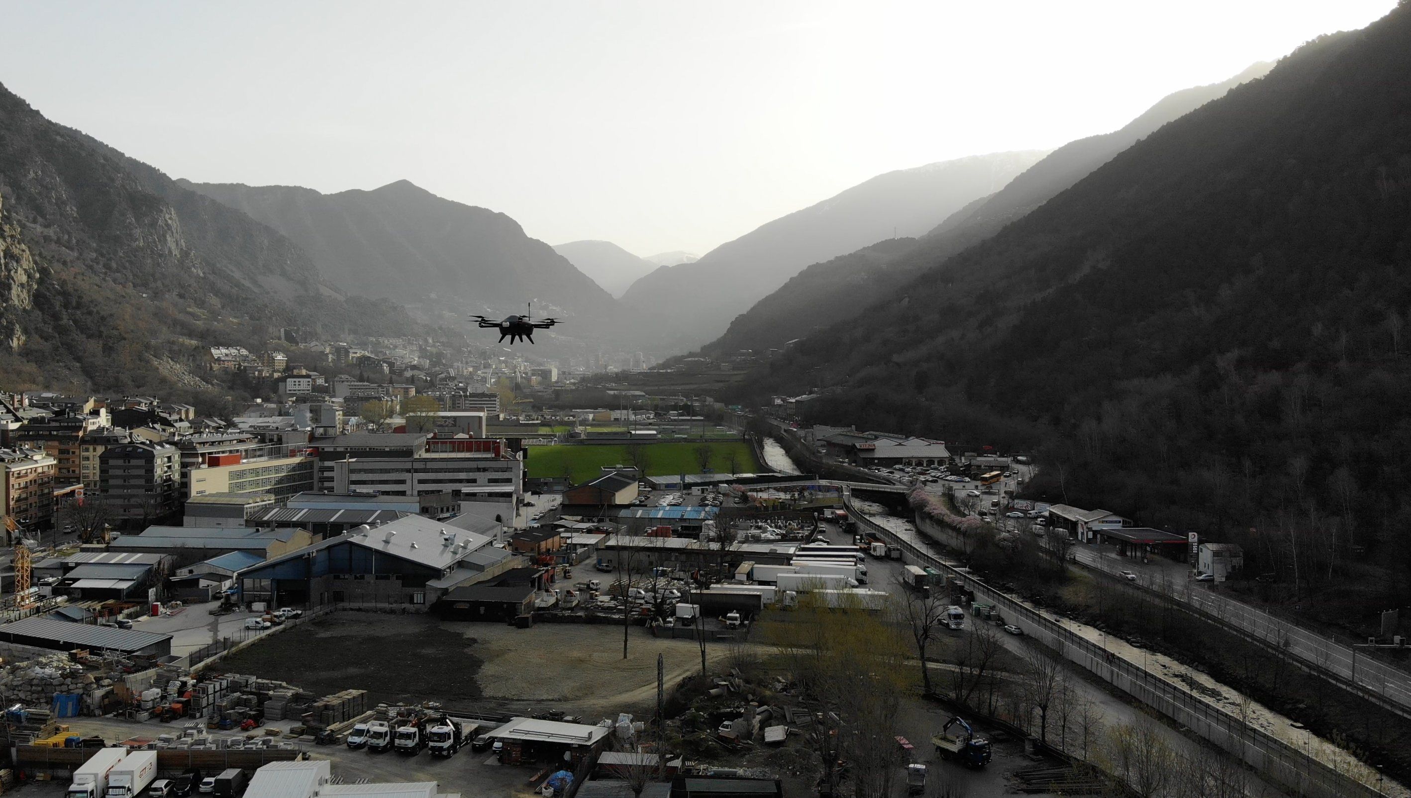 Una imatge del dron sobrevolant Santa Coloma.
