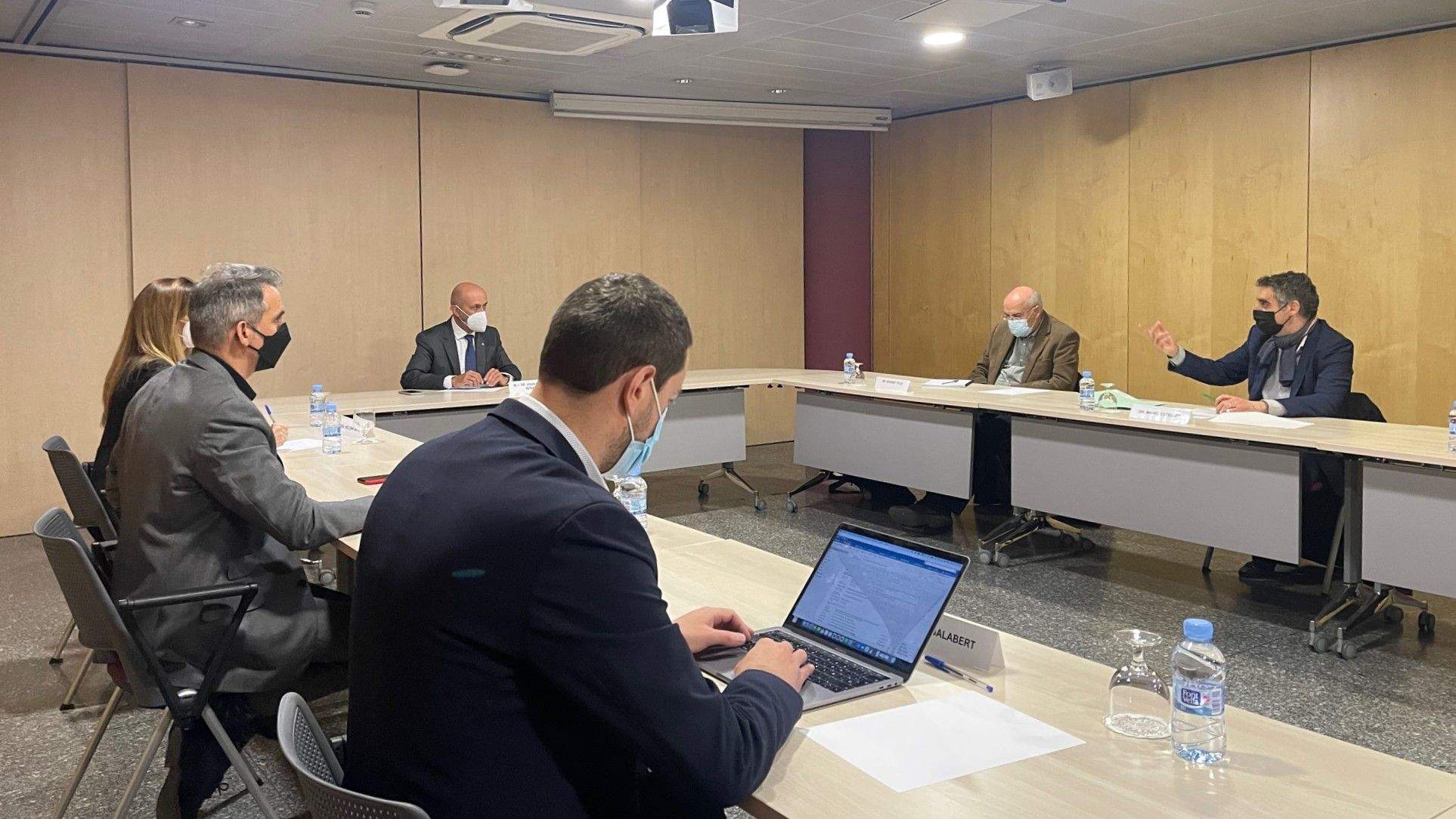 Un instant de la reunió entre Salut i els respresentants de la Fundació i l'Institut Carreras.