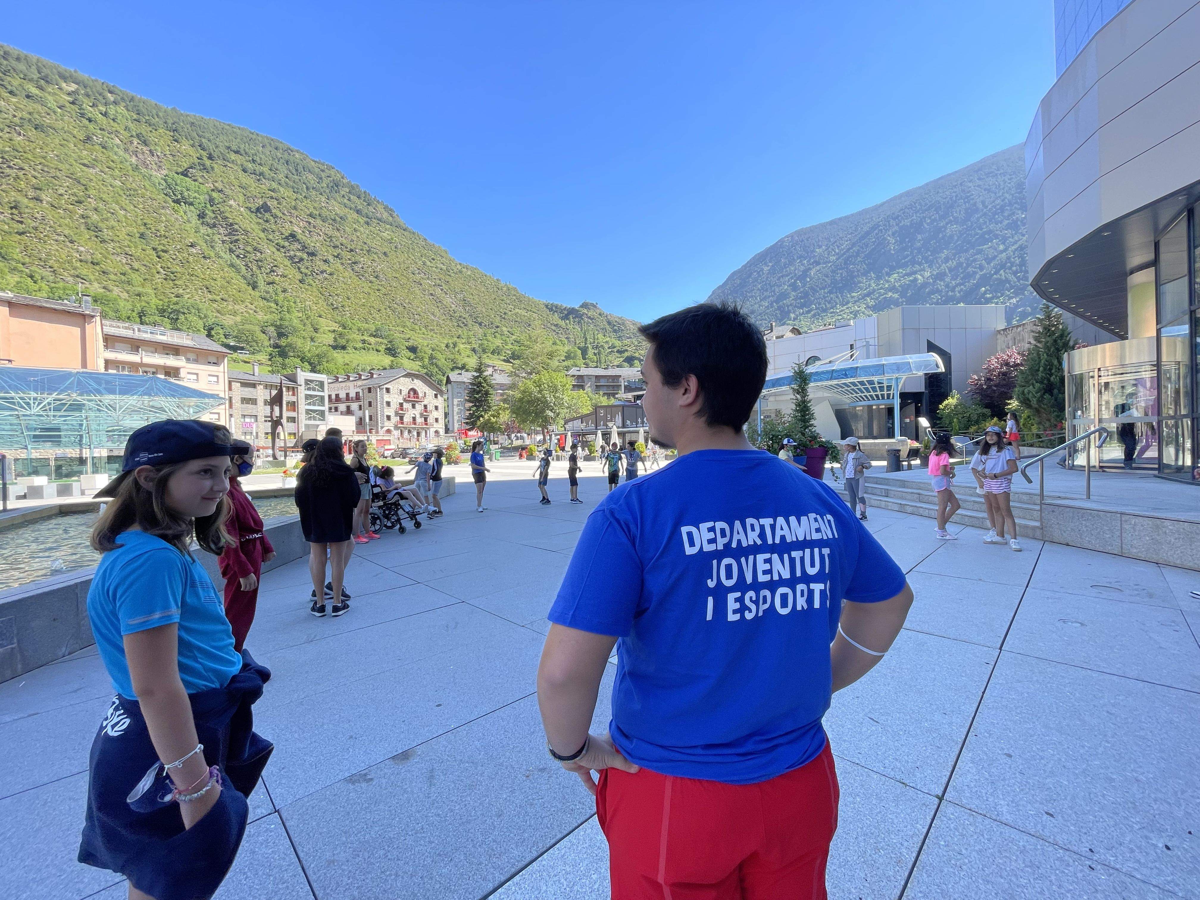 Un dels monitors contractats en estius anteriors.