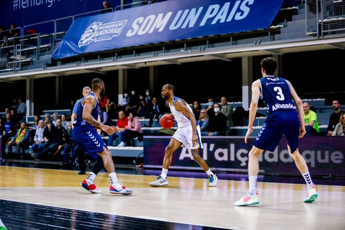 Cummings, un dels jugadors més destacats del partit, bota la pilota en presència de Paulí i Miller-McIntyre.