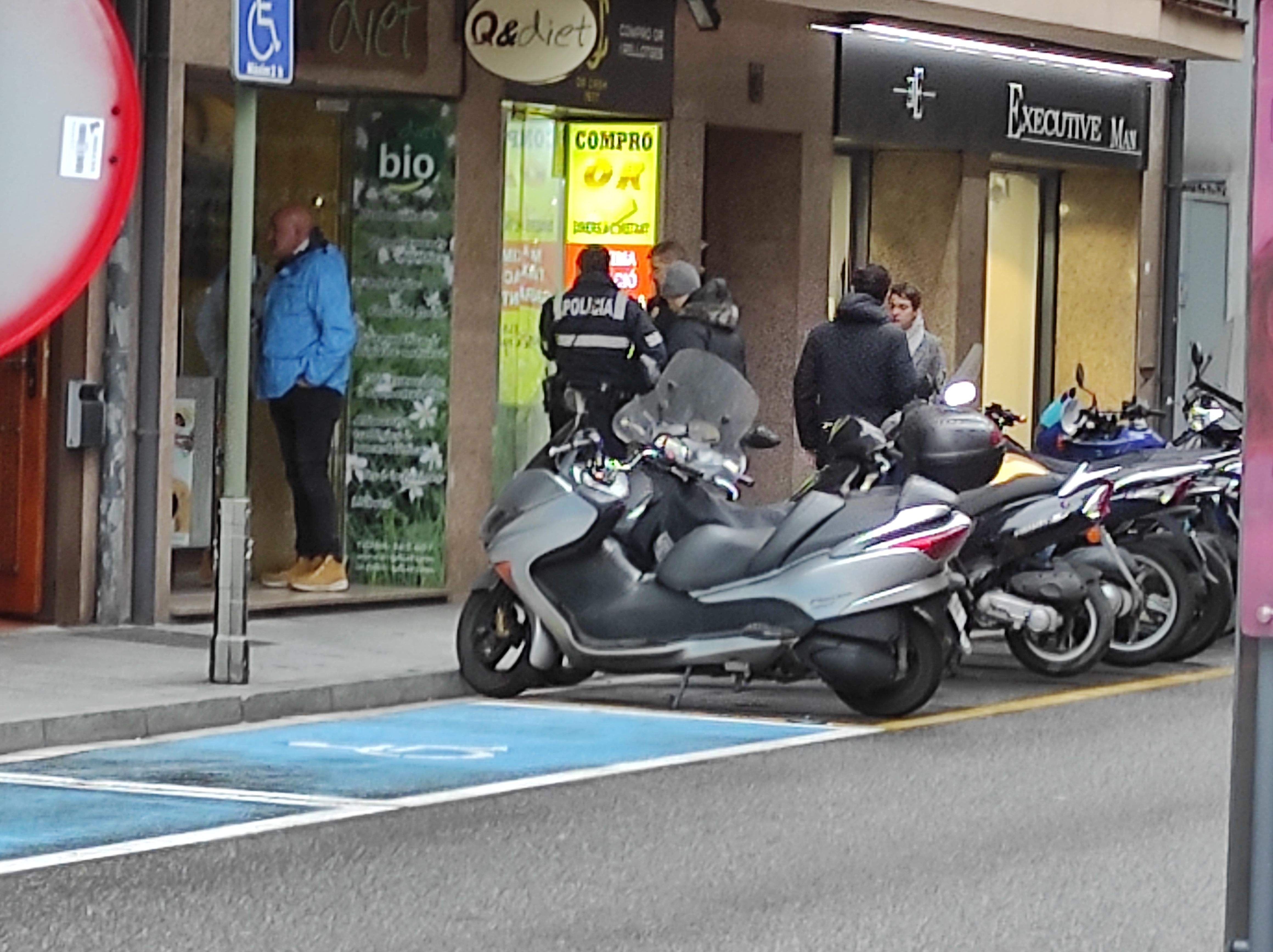 Agents d'una patrulla en l'establiment afectat.