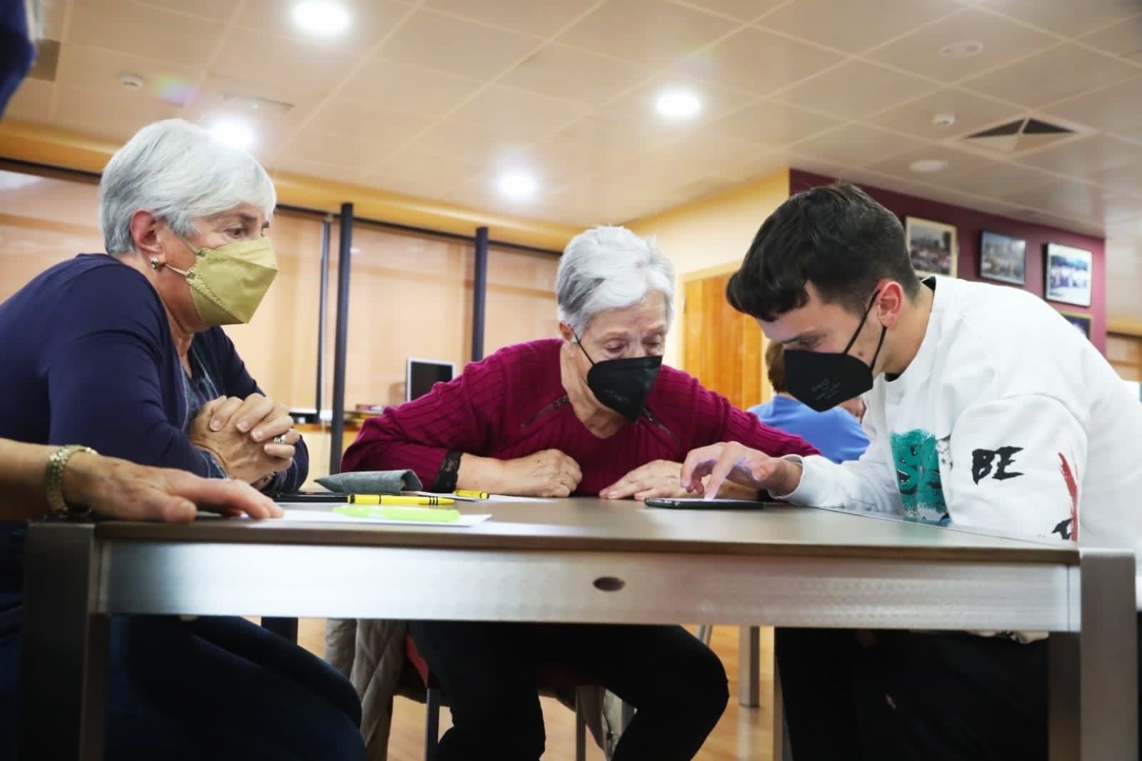 Joves i padrins de la Massana, en un taller per fer servir els mòbils.