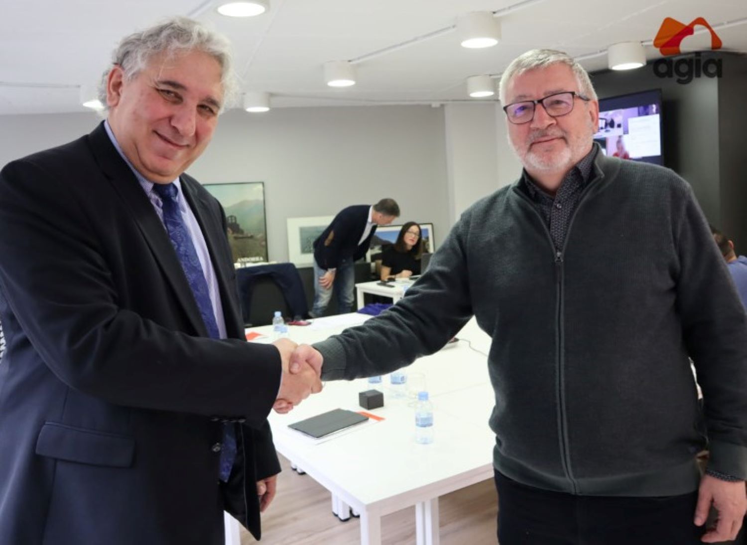 Galobardas, a l'esquerra, passa el relleu a Gerard Caselles, a la dreta.