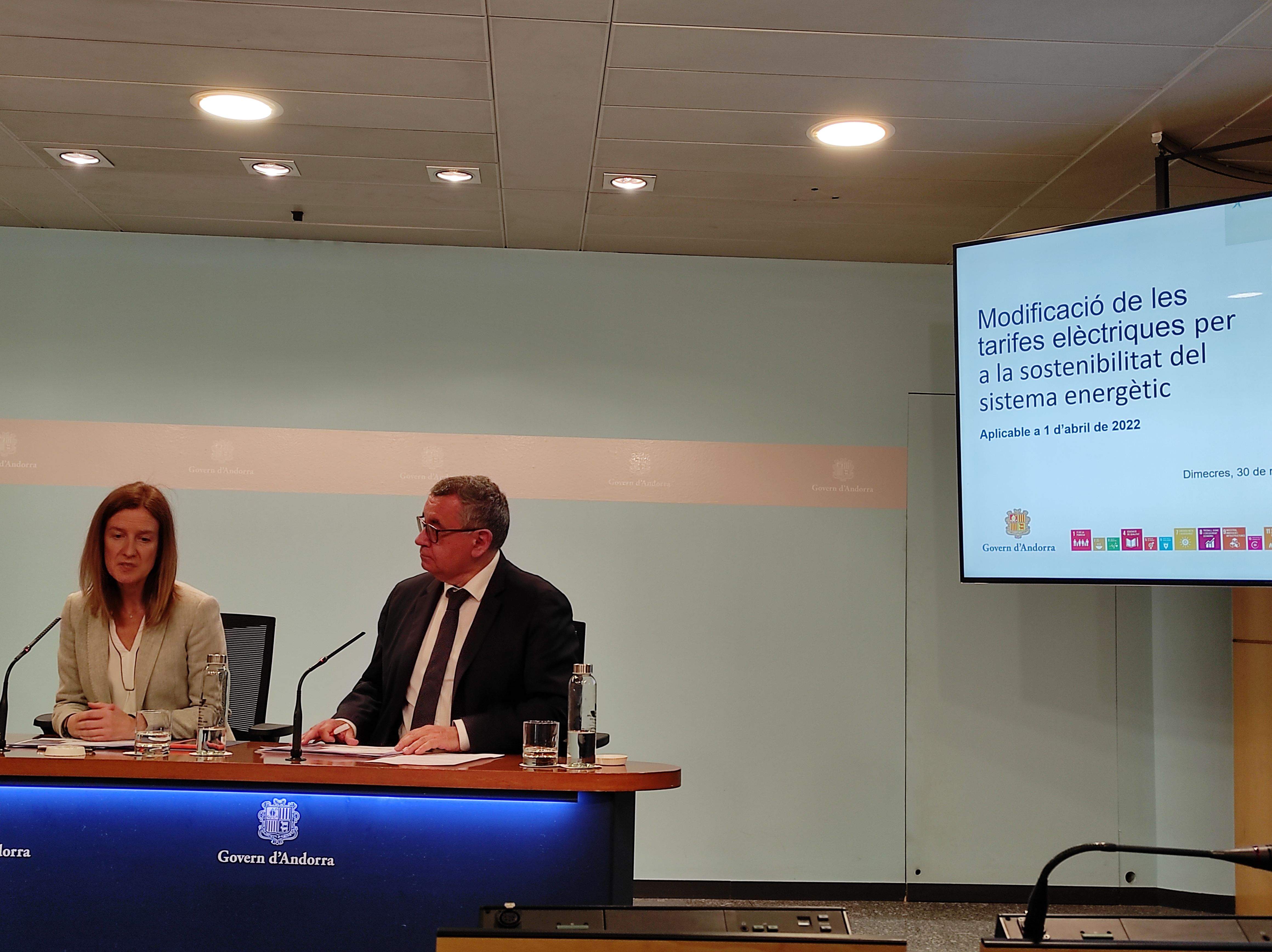 Sílvia Calvó i Albert Moles exposant els canvis. La portaveu del Sindicat, Rebeca Bonache.