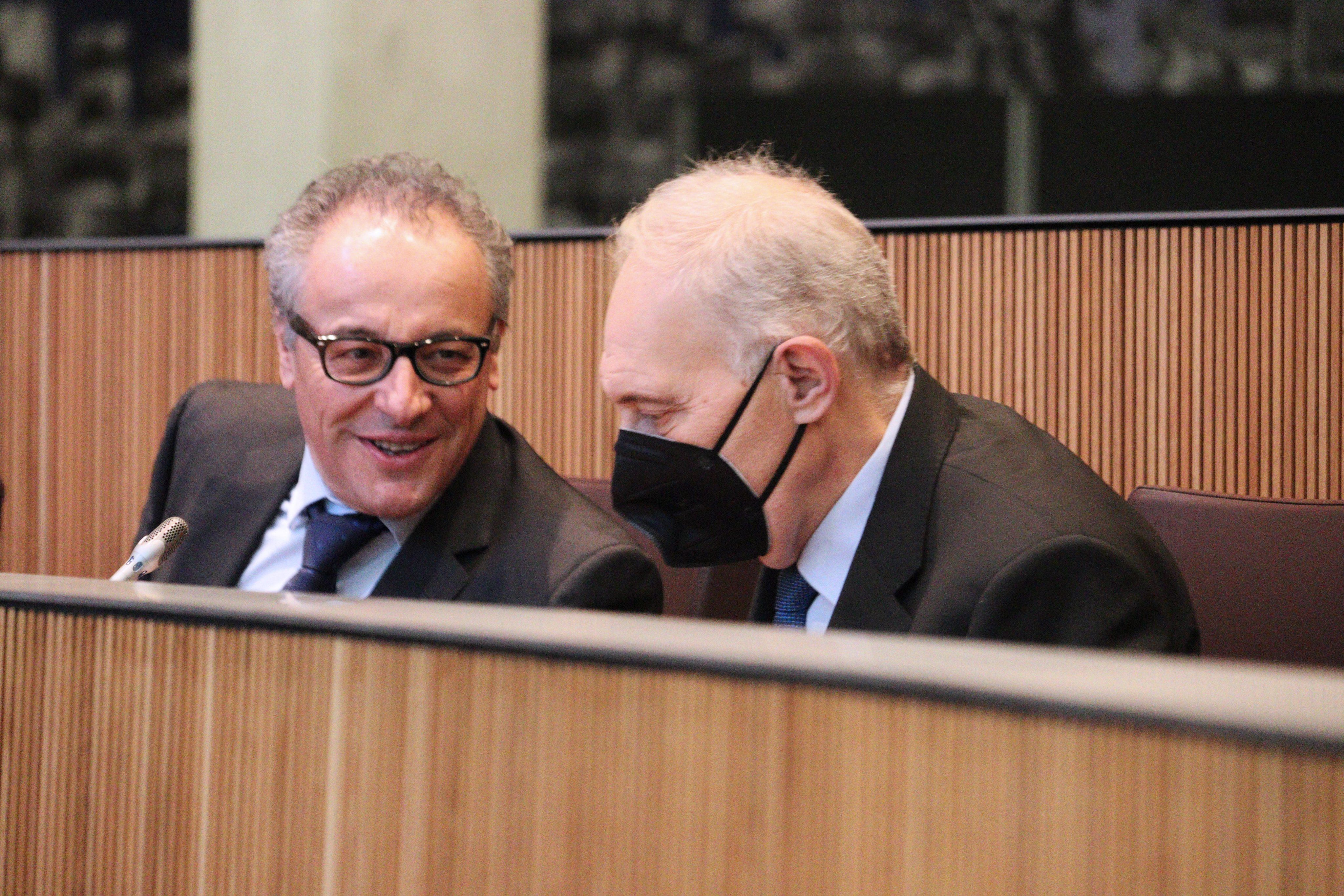 Camp dialoga durant la sessió amb Josep Pintat.