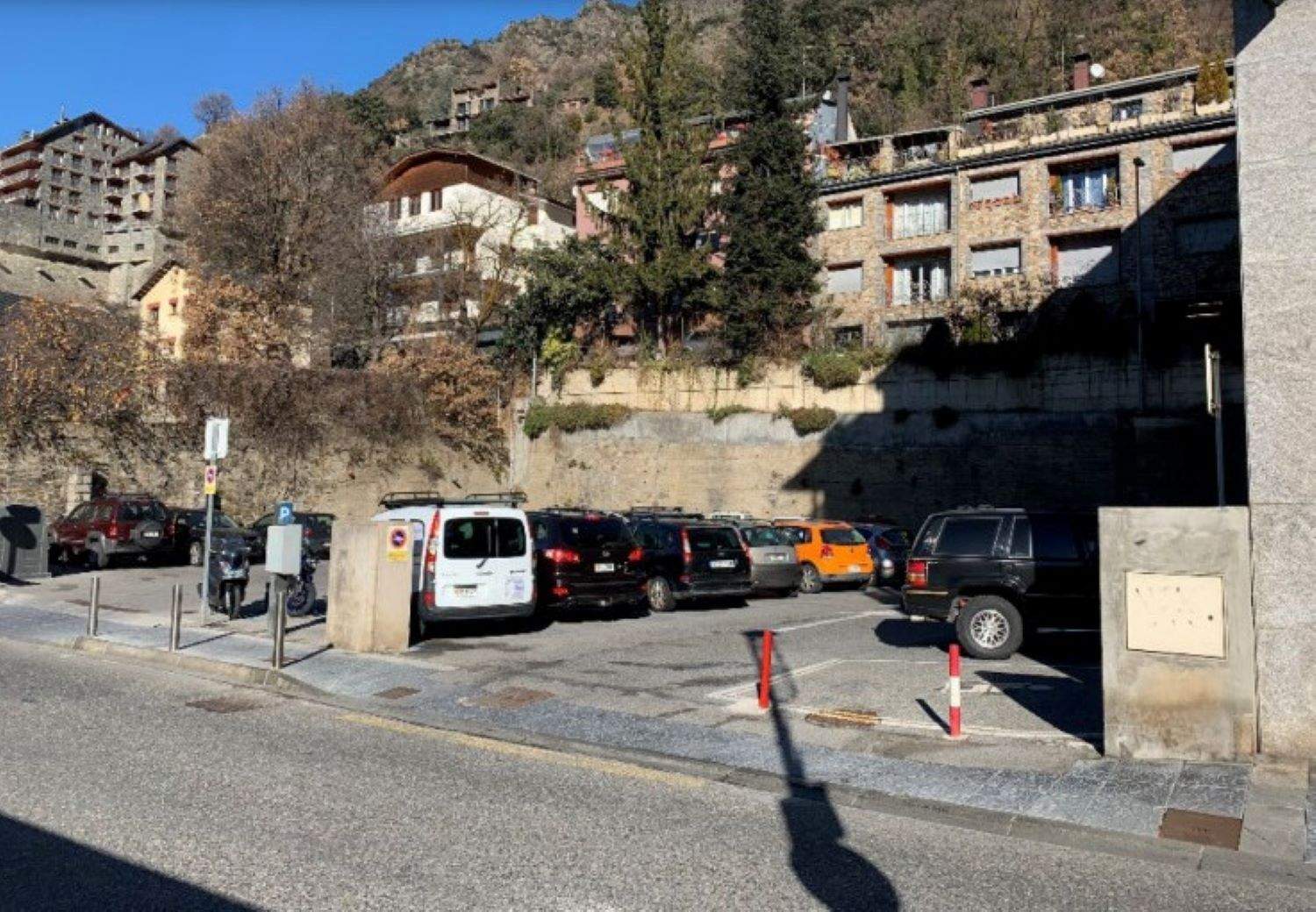 El terreny on s'ha de construir l'edifici de pisos socials, a l'avinguda del Pessebre.