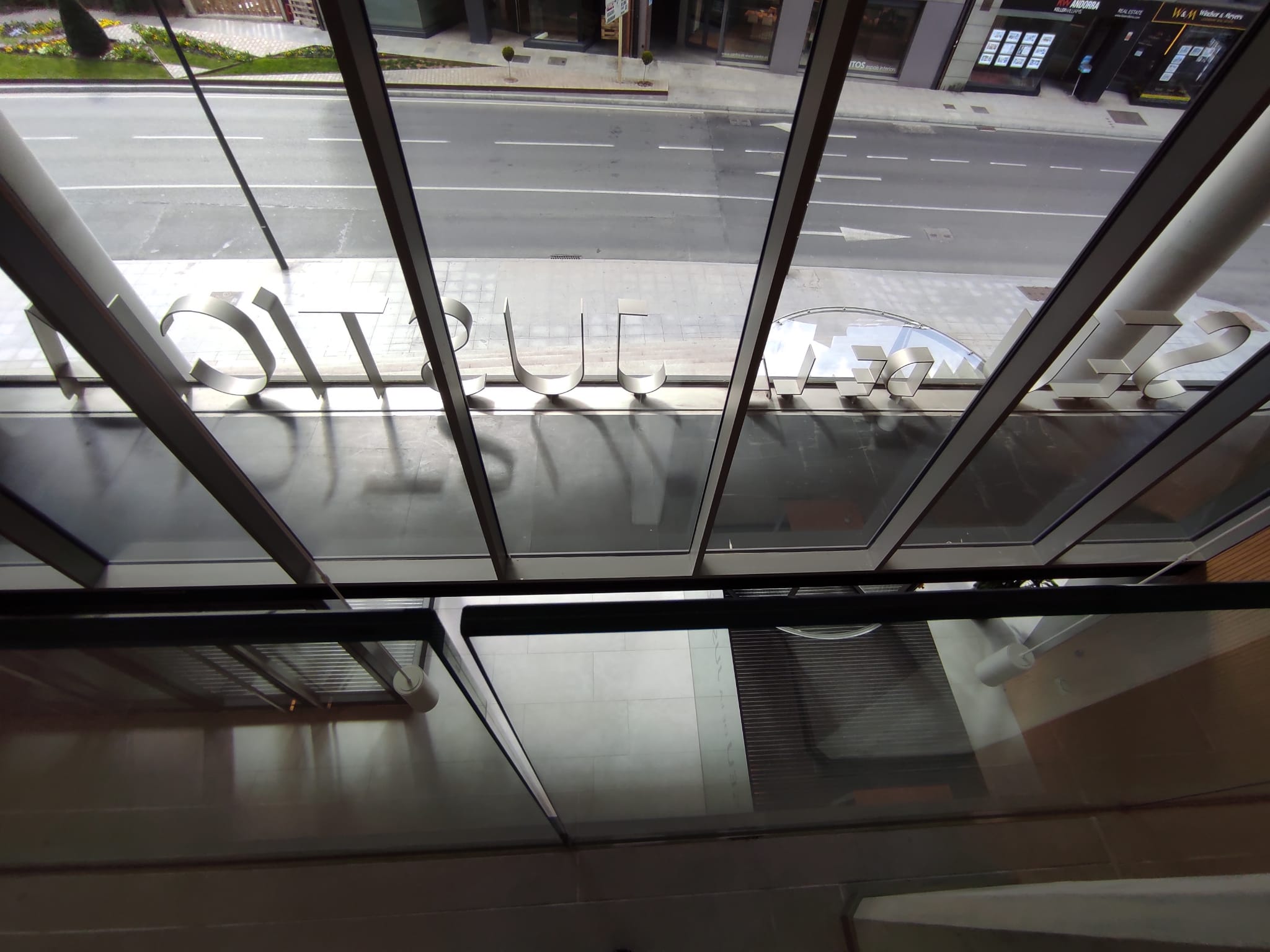 Una imatge del rètol de la Seu de la Justícia, a la façana principal de l'edifici, vist des de l'interior.