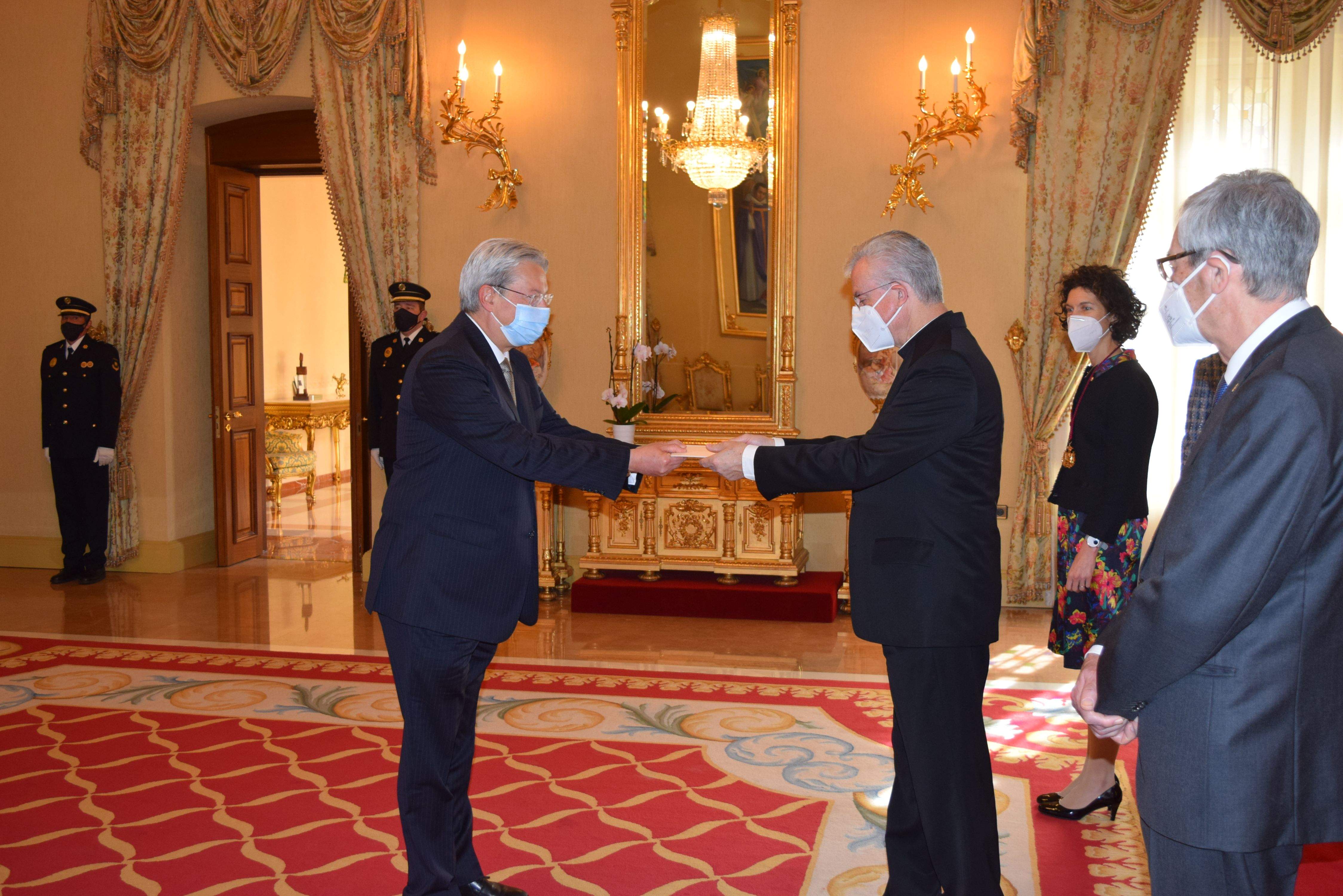 L'ambaixador de Luxemburg presentant les cartes credencials al copríncep.