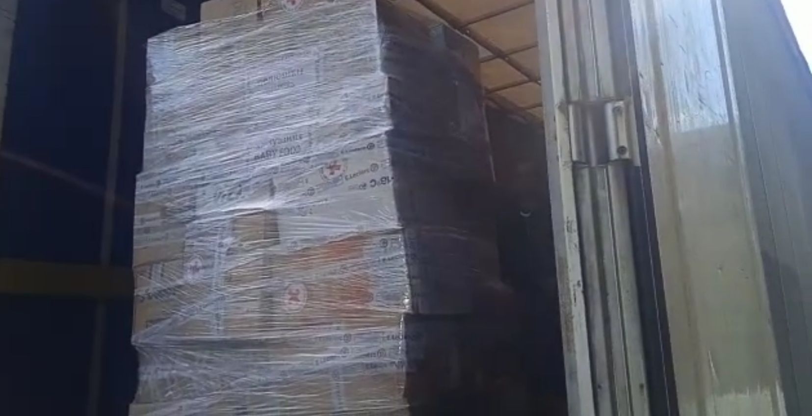 Els palets de material al camió de Creu Roja.