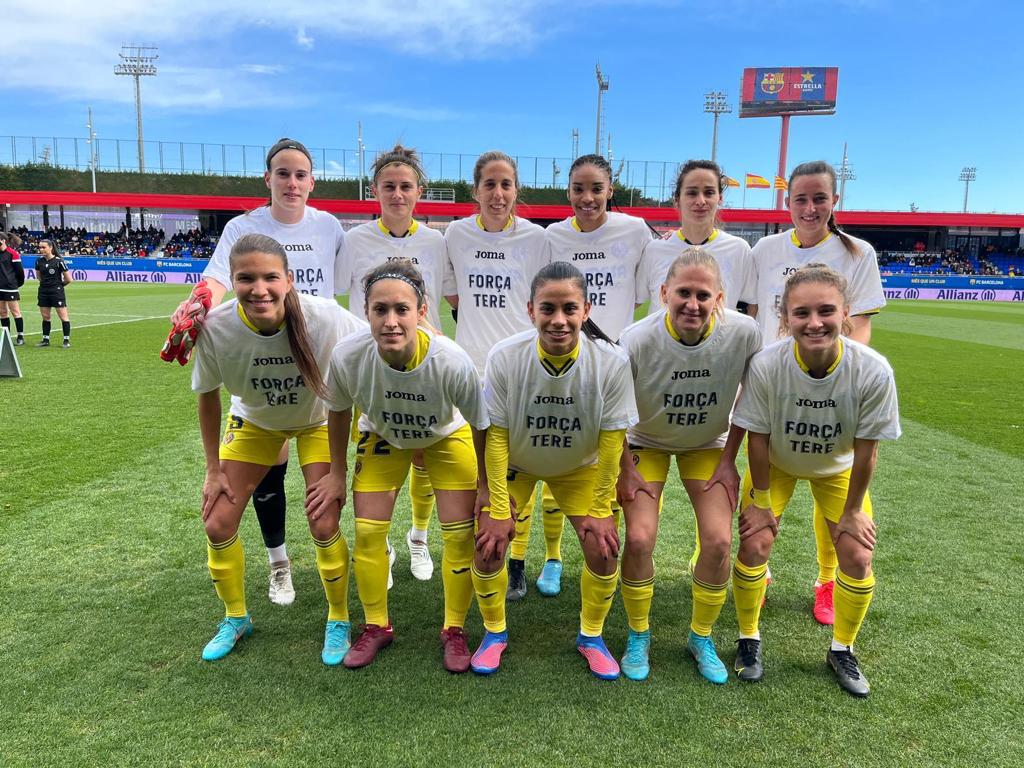 Les jugadores groguetes amb la camiseta de suport a Tere Morató.