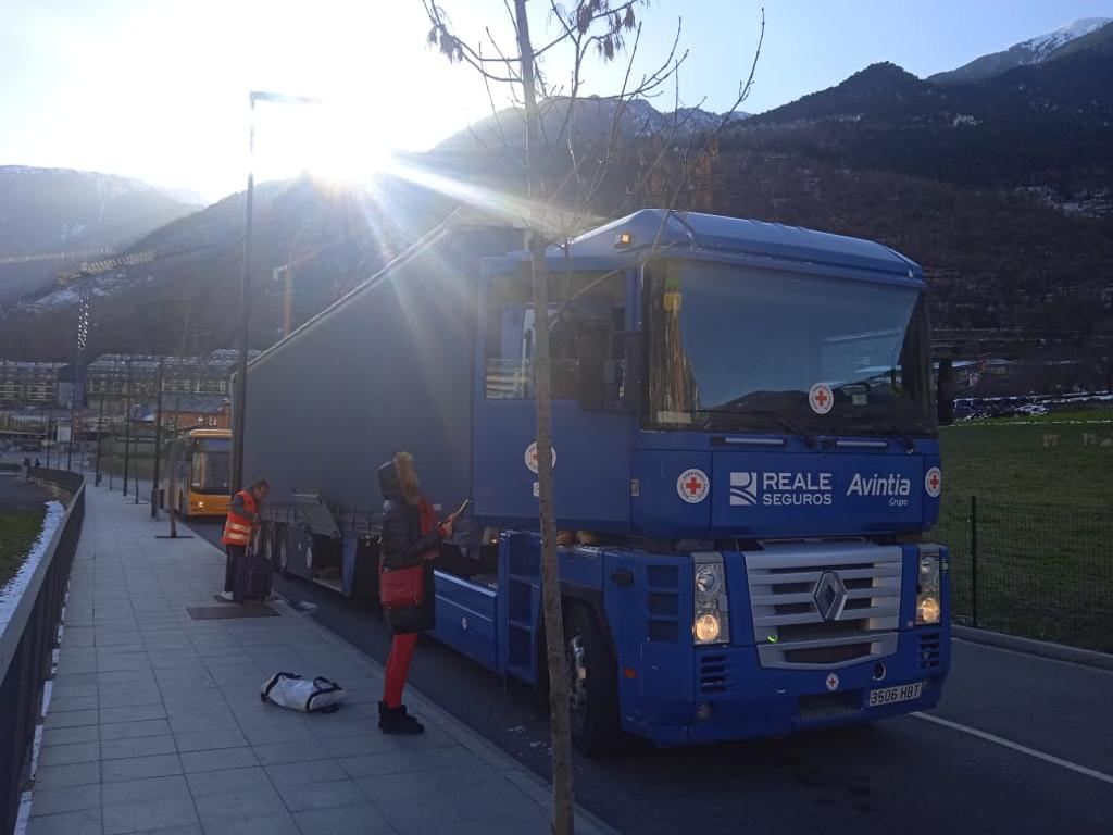 El camió de Creu Roja preparat per sortir d'Andorra la Vella.