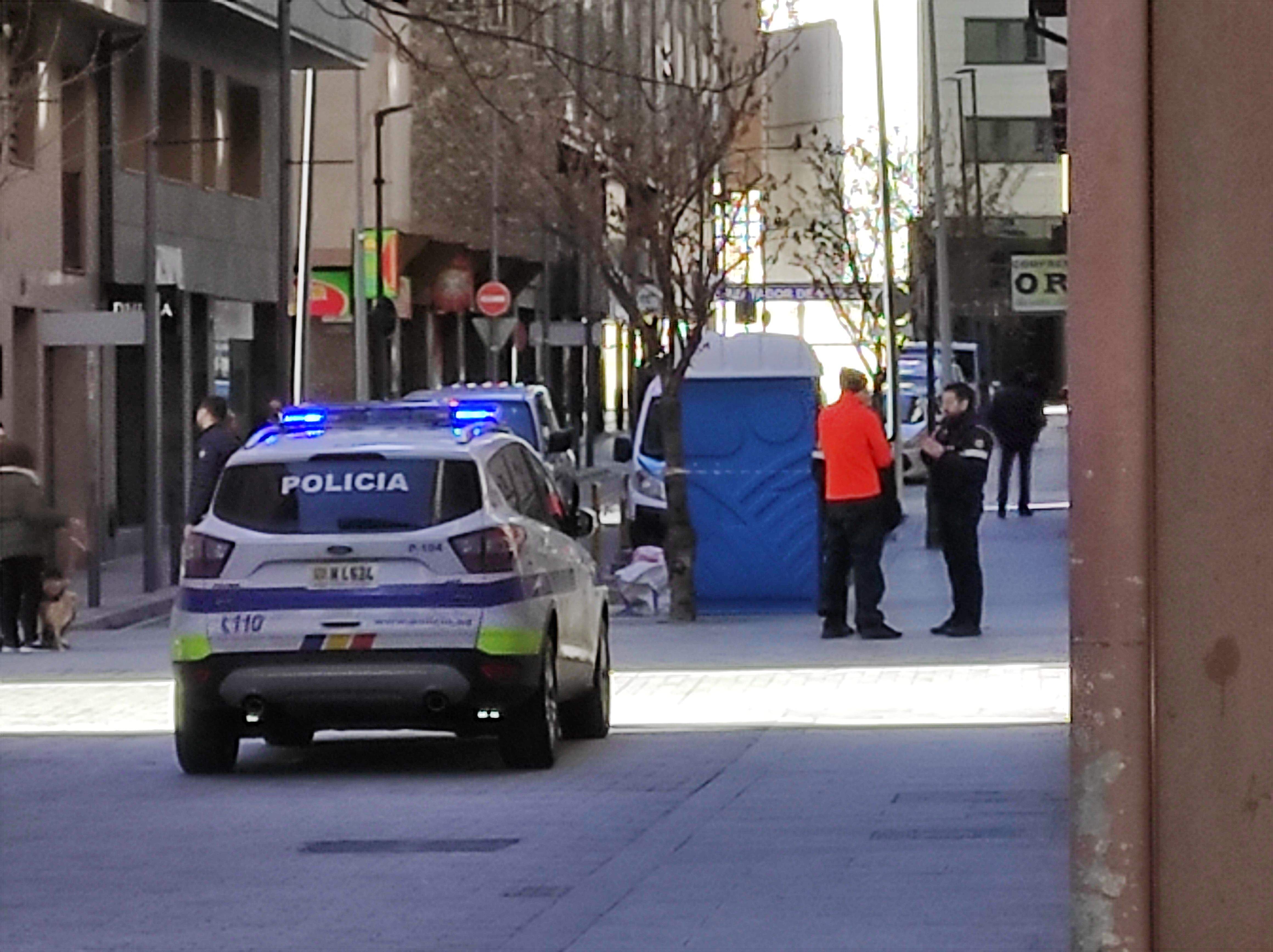 Els agents de policia parlant amb un dels implicats en els fets al lloc del succés.