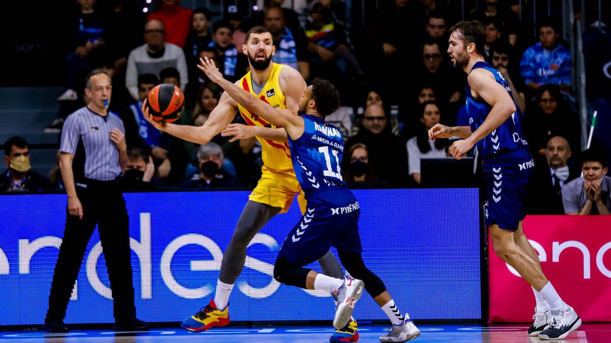 Mirotic fa una passada marcat per Hannah i en presència de Llovet al partit d'aquest diumenge.