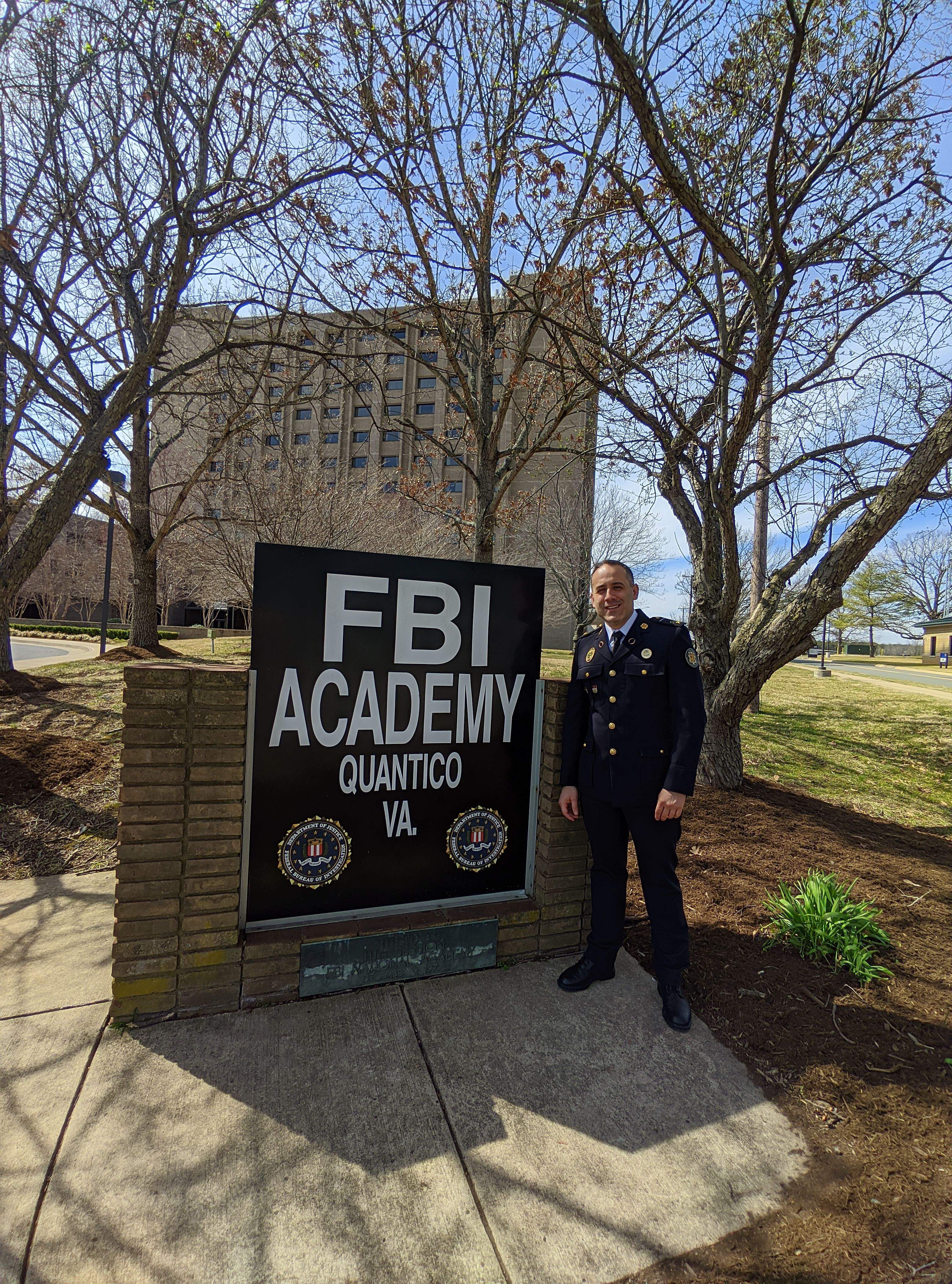 El sergent Francesc Almendros davant el rètol de l'acadèmia de l'FBI.
