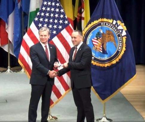 Almendros rebent el diploma de mans del director de l'FBI.
