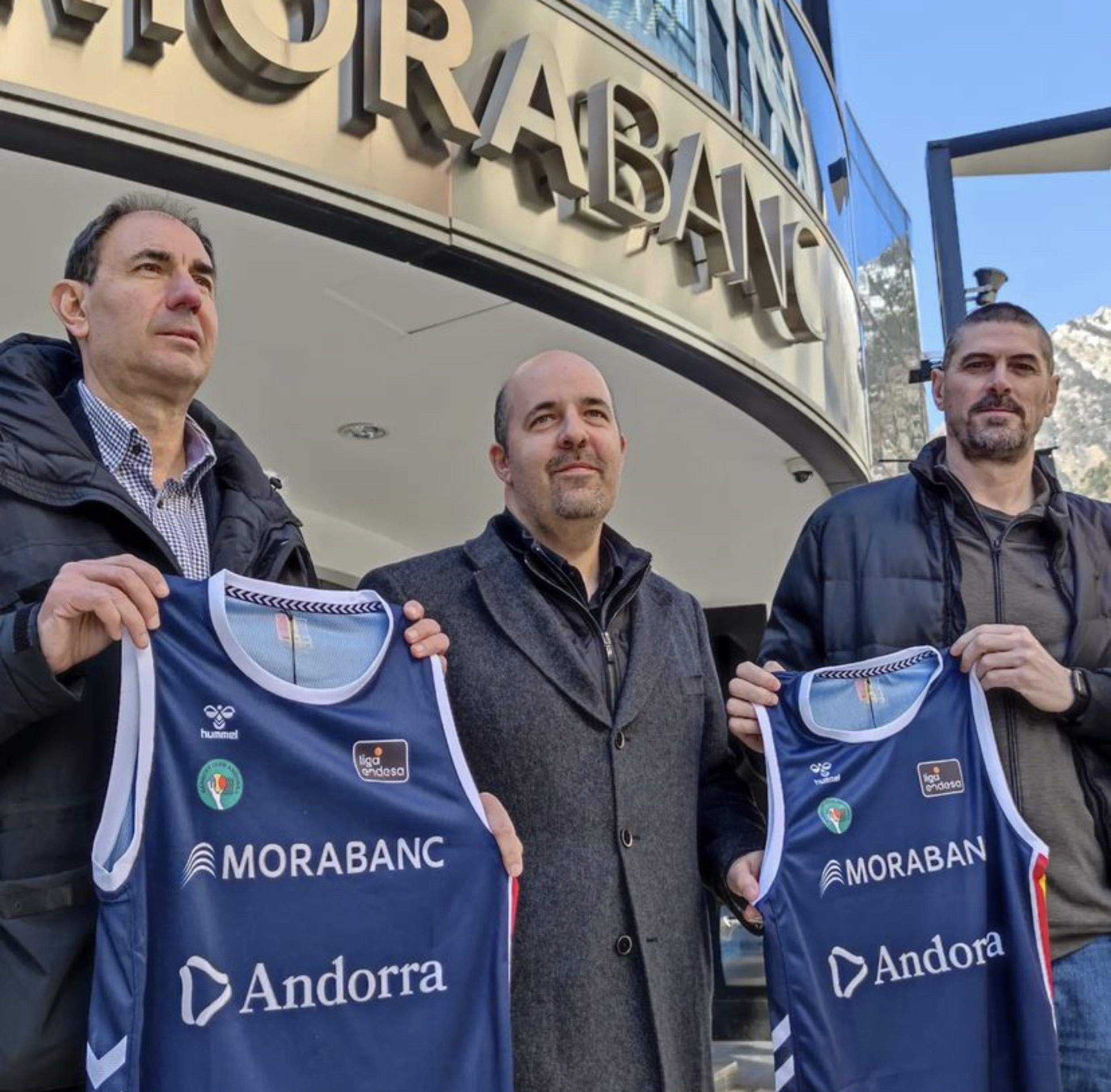 Carles Farfán i Chechu Bermudo amb el president Gorka Aixàs al centre.