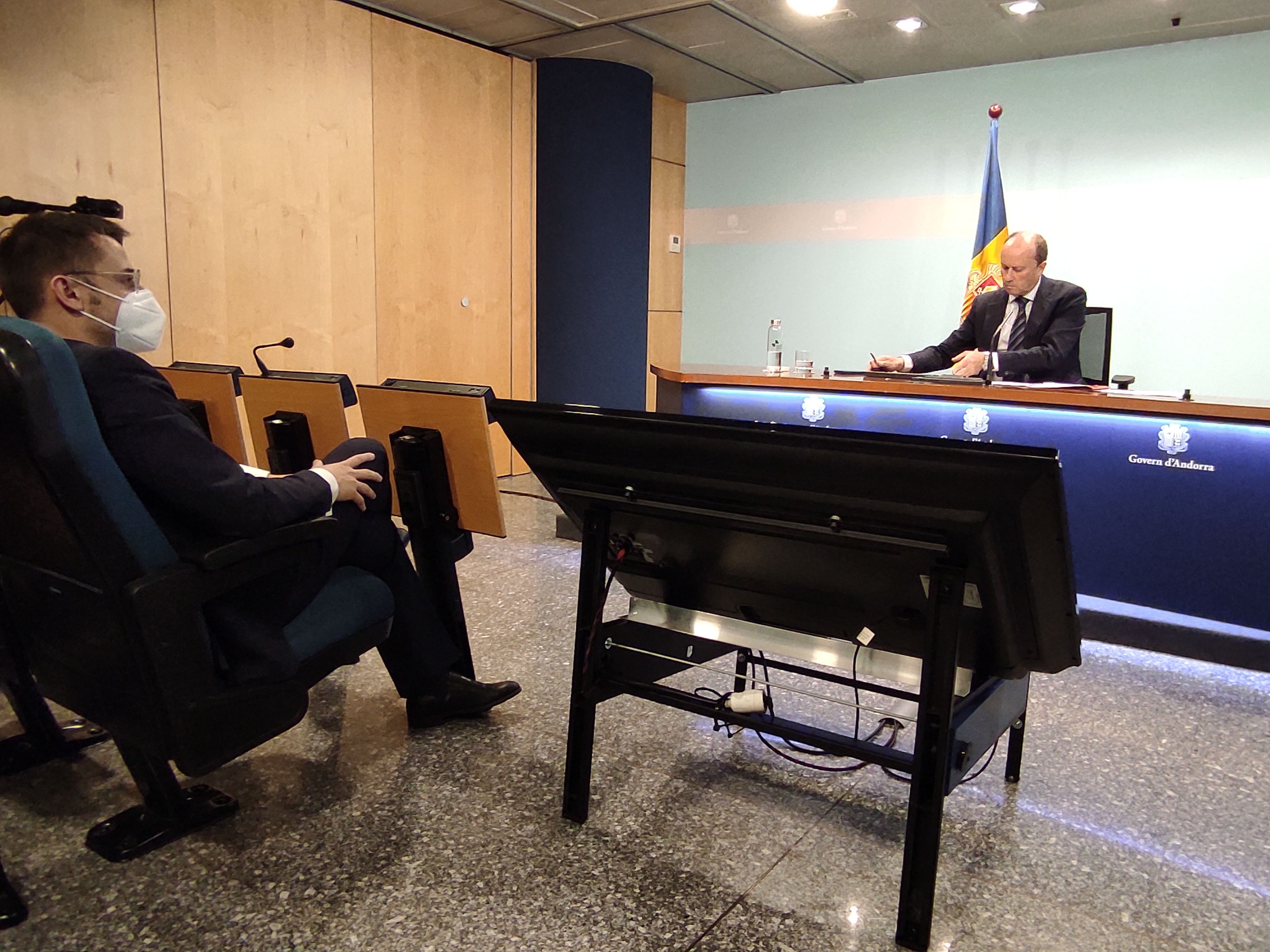 Compareixença de Josep Maria Rossell observat pel secretari d'Estat Joan León.