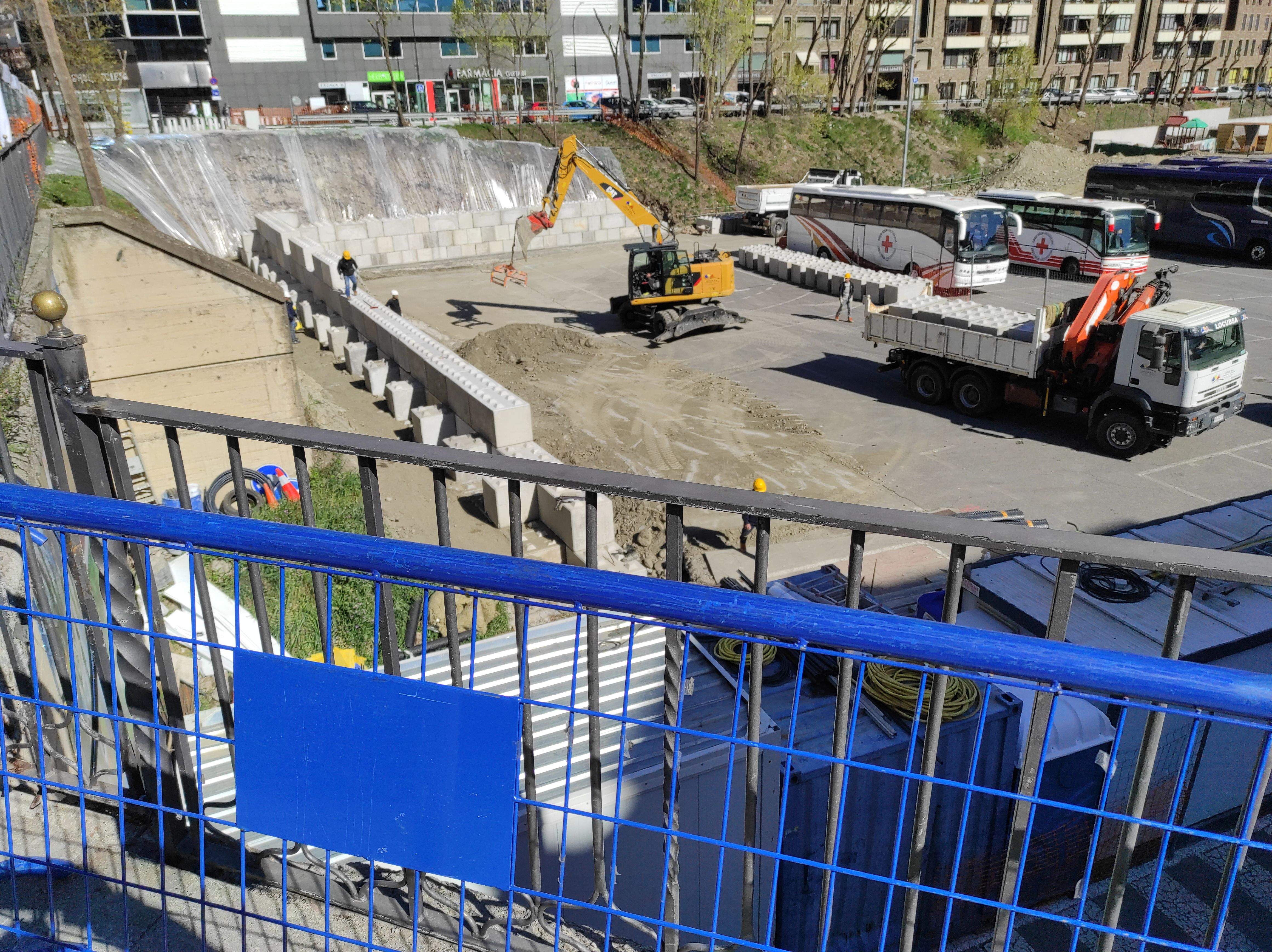 La tanca ja soldada amb la provisional al davant, la caseta ja sense el Suzuki i, de fons, els obrers.