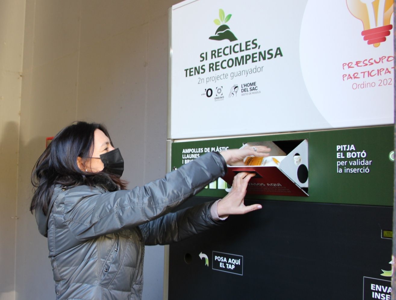 La cònsol menor d'Ordino, Eva Choy recicla un envàs.