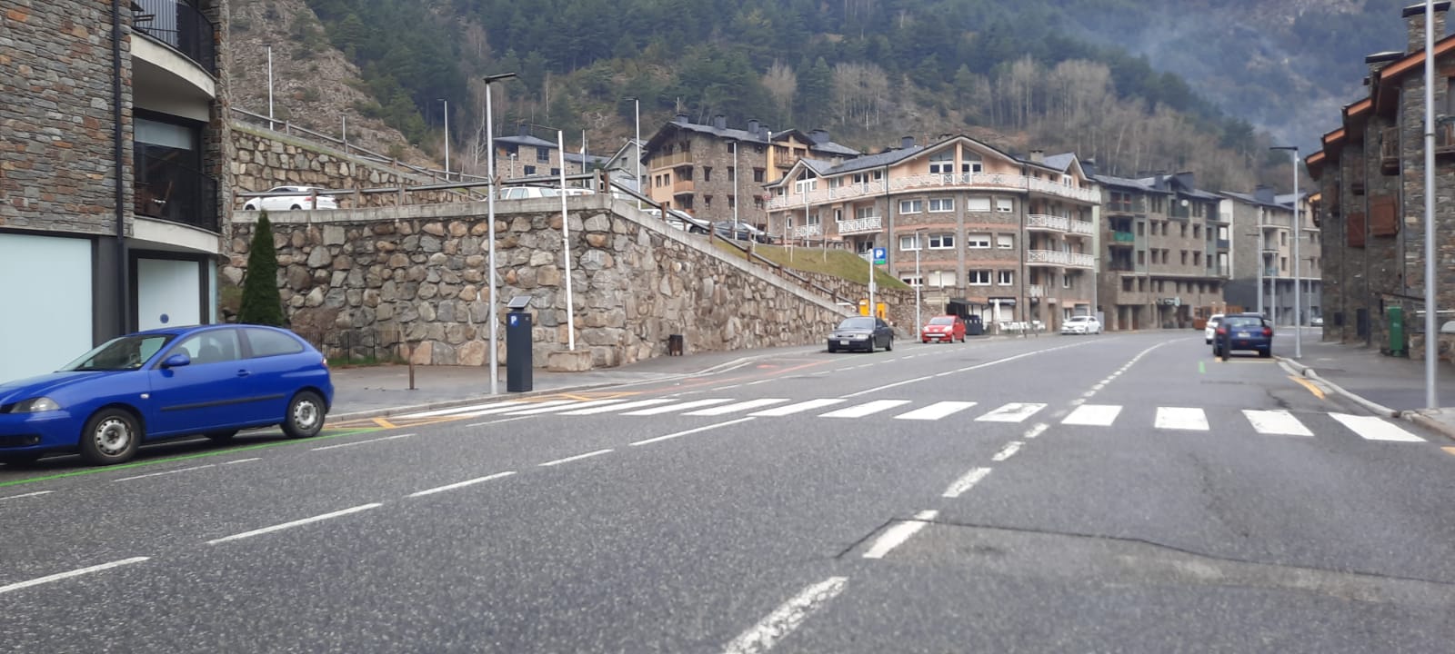 Una part de la zona verda de la Cortinada amb pocs vehicles aparcats.