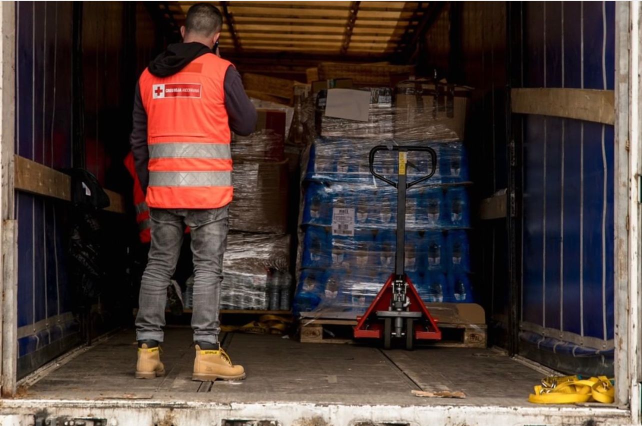 Instant en què s'ha descarregat el material de Creu Roja Andorrana a Polònia.