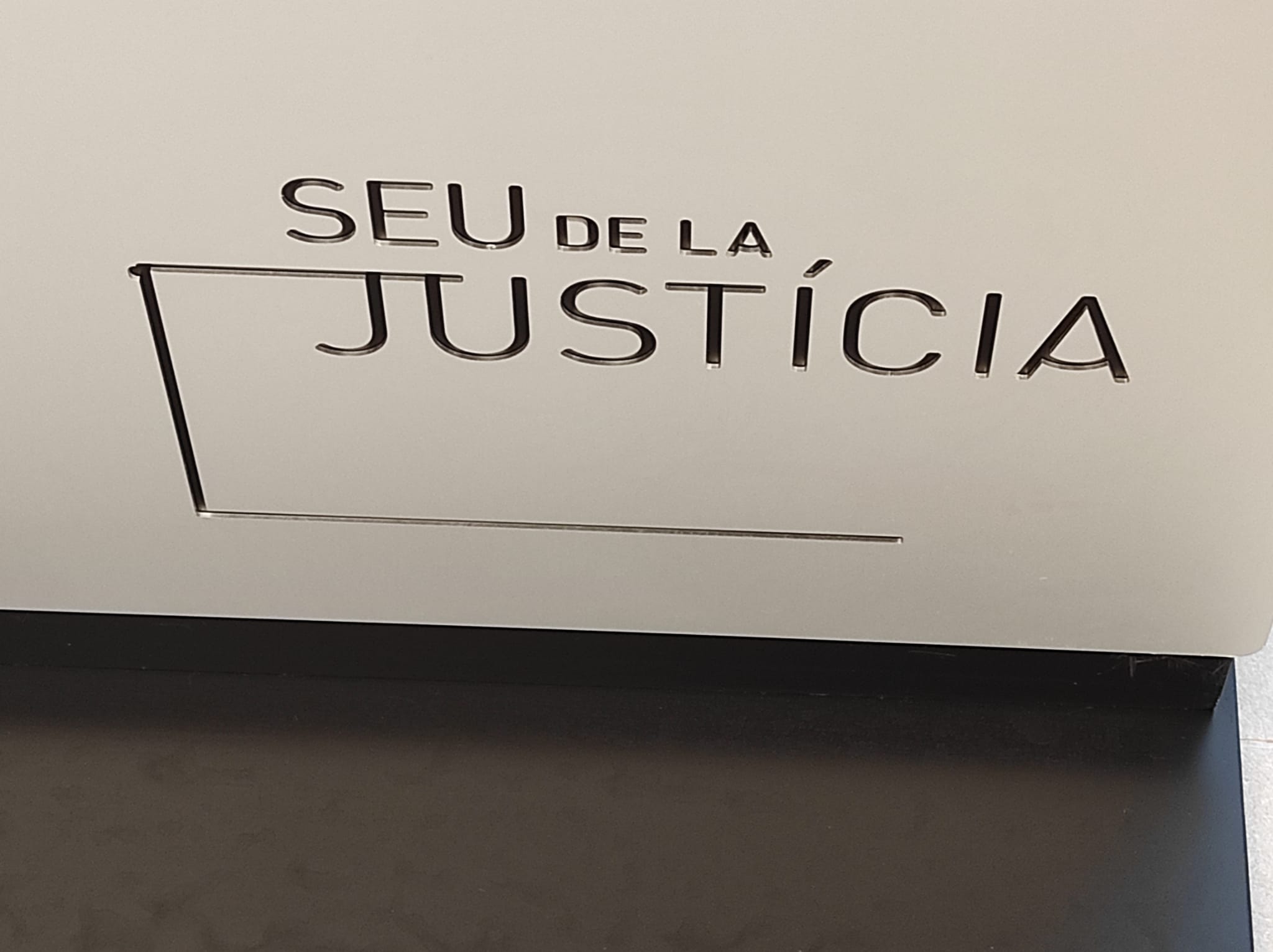 Un rètol identificatiu de la Seu de la Justícia.
